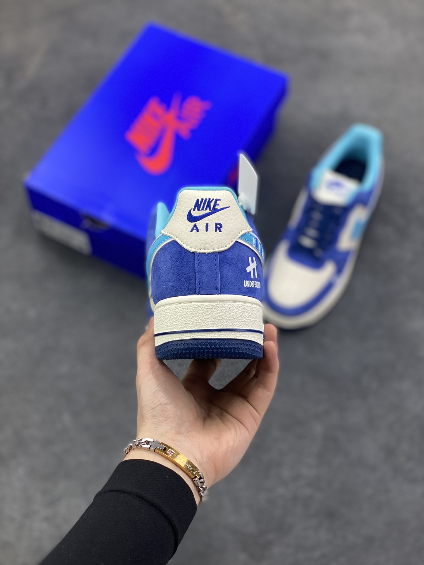 图片[4]-NIke Air Force 1 \’07 Low “UN联名——翻毛蓝”空军一号 低帮 运动鞋 休闲鞋 折边针车 工艺难度大 原楦头原纸板 原装鞋盒 定制五金配件 内置全掌气垫 原厂鞋底 货号：SY1388-003 尺码：36 36.5 37.5 38 38.5 39 40 40.5 41 42 42.5 43 44 44.5 45-选品中心