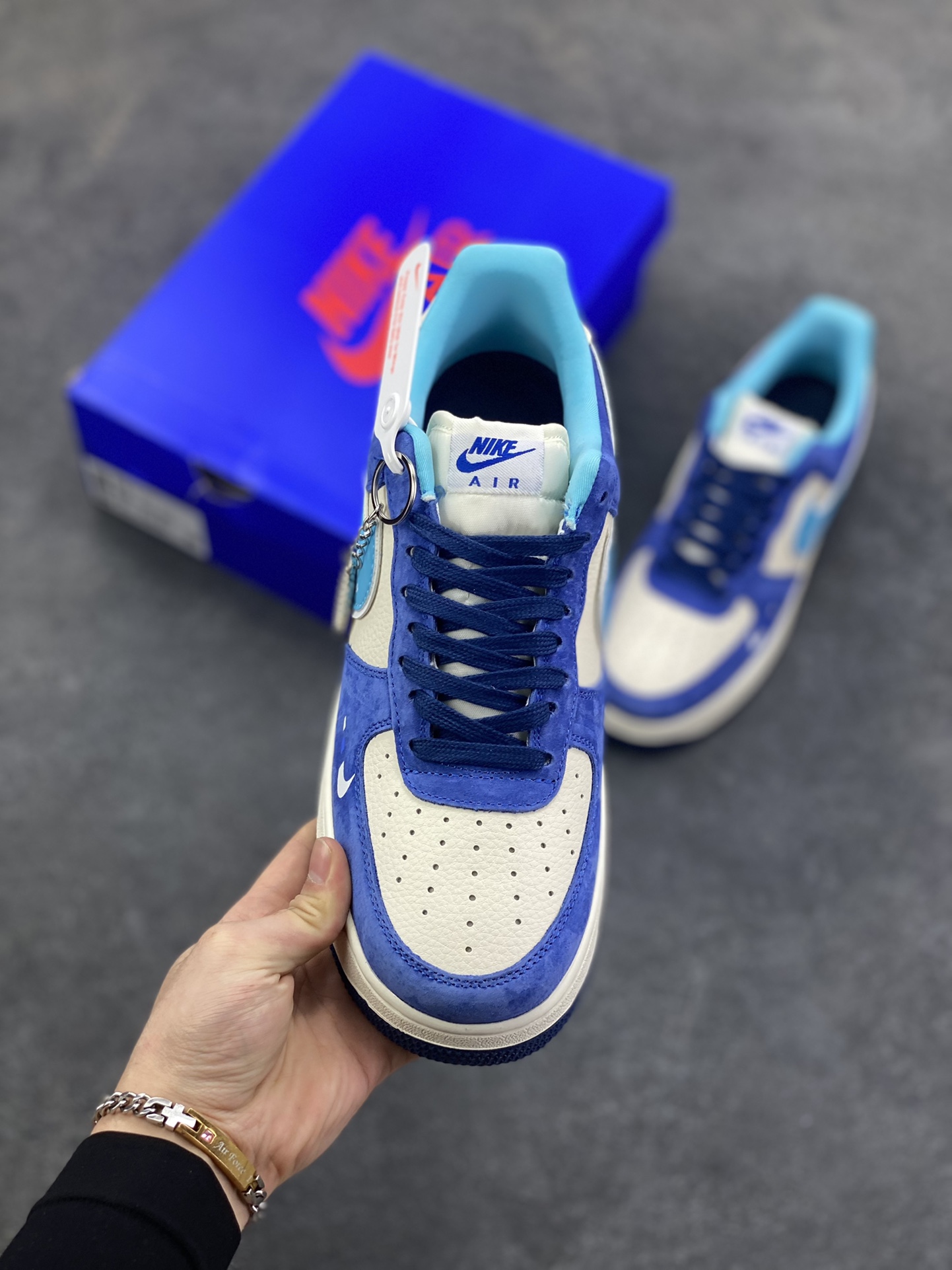 图片[2]-NIke Air Force 1 \’07 Low “UN联名——翻毛蓝”空军一号 低帮 运动鞋 休闲鞋 折边针车 工艺难度大 原楦头原纸板 原装鞋盒 定制五金配件 内置全掌气垫 原厂鞋底 货号：SY1388-003 尺码：36 36.5 37.5 38 38.5 39 40 40.5 41 42 42.5 43 44 44.5 45-选品中心