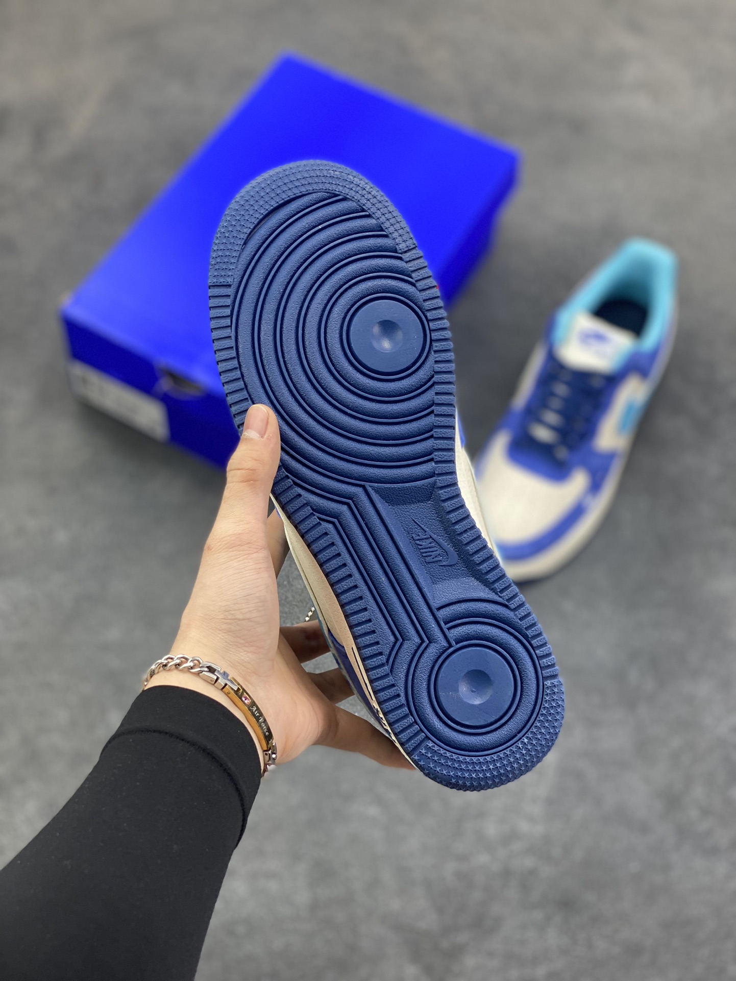 图片[5]-NIke Air Force 1 \’07 Low “UN联名——翻毛蓝”空军一号 低帮 运动鞋 休闲鞋 折边针车 工艺难度大 原楦头原纸板 原装鞋盒 定制五金配件 内置全掌气垫 原厂鞋底 货号：SY1388-003 尺码：36 36.5 37.5 38 38.5 39 40 40.5 41 42 42.5 43 44 44.5 45-选品中心