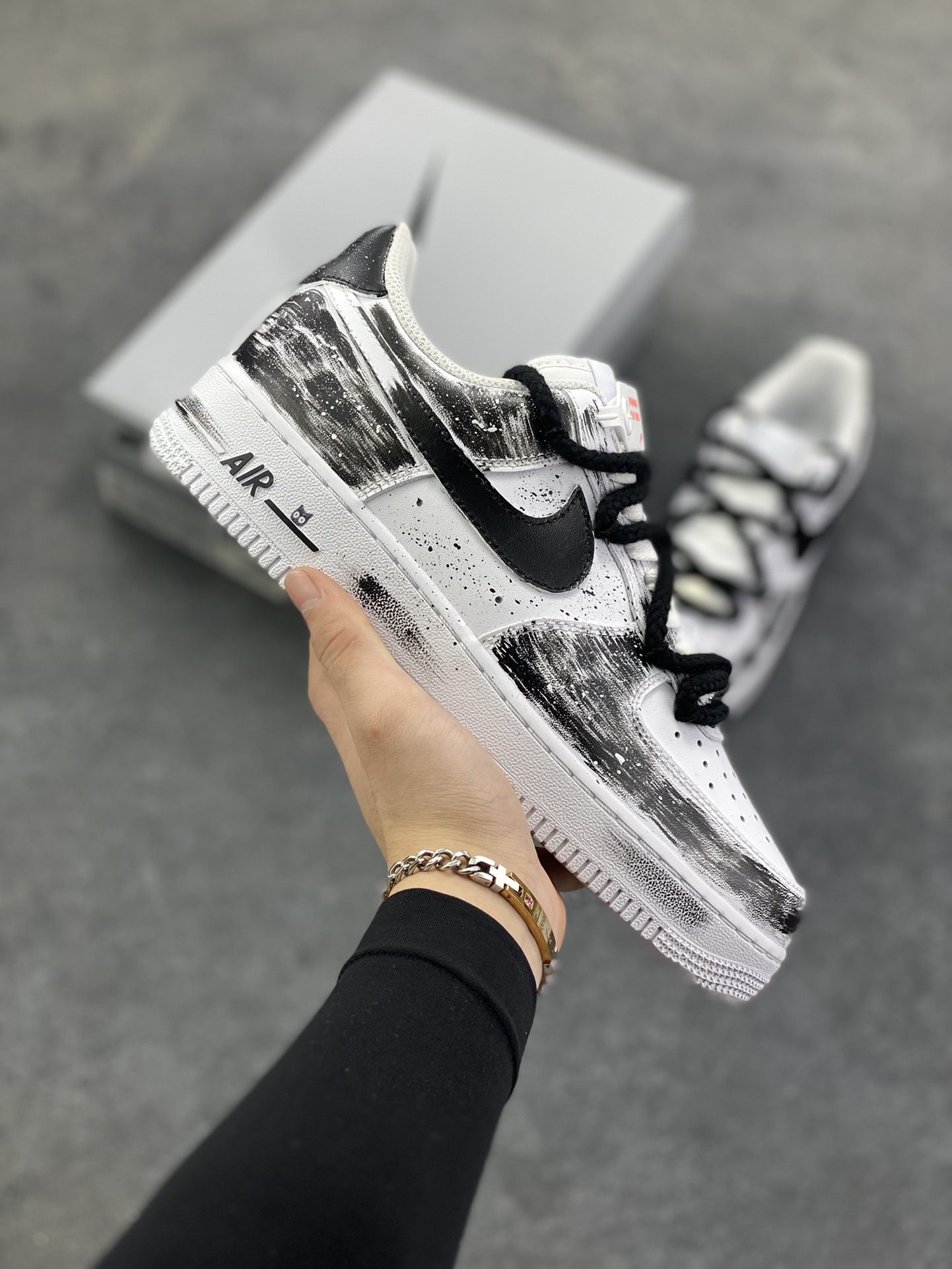 【定制球鞋】Nike Air Force 1 墨染初雪煤球小黑 经典复古潮流时尚擦色手绘喷墨晕染卡通国风 减震耐磨 低帮 板鞋 男女同款 黑白工艺难度大 原楦头原纸板 原装鞋盒 定制五金配件 内置全掌气垫 原厂鞋底 货号：CW2288-111 尺码： 36 36.5 37.5 38 38.5 39 40 40.5 41 42 42.5 43 44 44.5 45-选品中心
