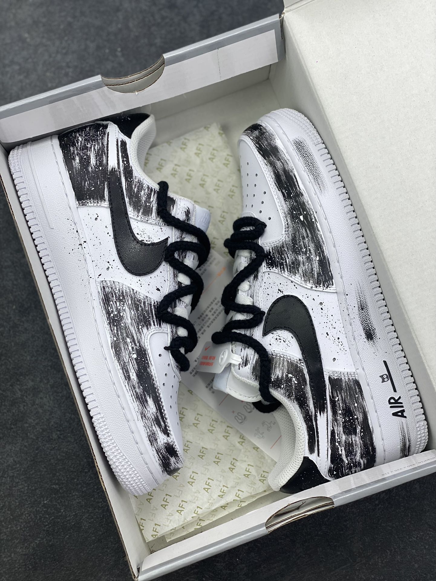 图片[9]-【定制球鞋】Nike Air Force 1 墨染初雪煤球小黑 经典复古潮流时尚擦色手绘喷墨晕染卡通国风 减震耐磨 低帮 板鞋 男女同款 黑白工艺难度大 原楦头原纸板 原装鞋盒 定制五金配件 内置全掌气垫 原厂鞋底 货号：CW2288-111 尺码： 36 36.5 37.5 38 38.5 39 40 40.5 41 42 42.5 43 44 44.5 45-选品中心