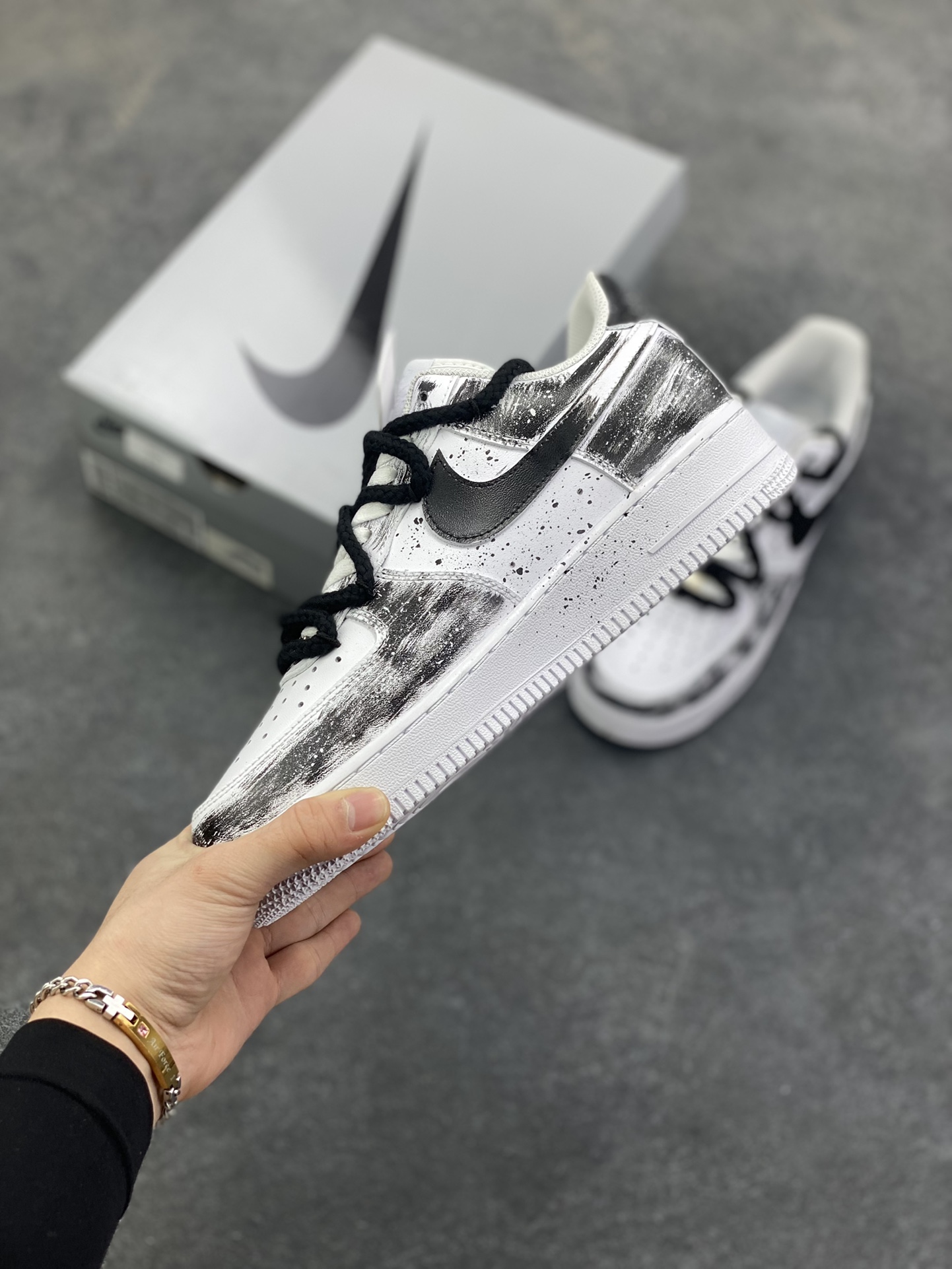 图片[3]-【定制球鞋】Nike Air Force 1 墨染初雪煤球小黑 经典复古潮流时尚擦色手绘喷墨晕染卡通国风 减震耐磨 低帮 板鞋 男女同款 黑白工艺难度大 原楦头原纸板 原装鞋盒 定制五金配件 内置全掌气垫 原厂鞋底 货号：CW2288-111 尺码： 36 36.5 37.5 38 38.5 39 40 40.5 41 42 42.5 43 44 44.5 45-选品中心