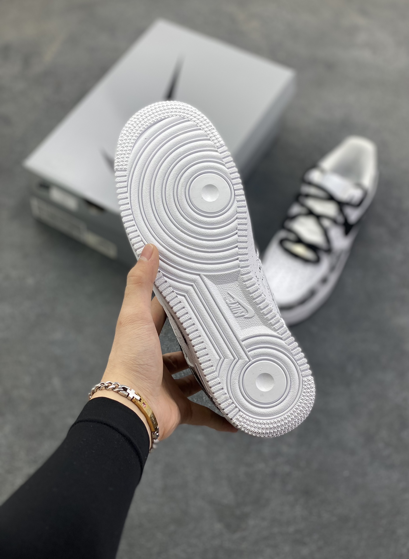 图片[5]-【定制球鞋】Nike Air Force 1 墨染初雪煤球小黑 经典复古潮流时尚擦色手绘喷墨晕染卡通国风 减震耐磨 低帮 板鞋 男女同款 黑白工艺难度大 原楦头原纸板 原装鞋盒 定制五金配件 内置全掌气垫 原厂鞋底 货号：CW2288-111 尺码： 36 36.5 37.5 38 38.5 39 40 40.5 41 42 42.5 43 44 44.5 45-选品中心