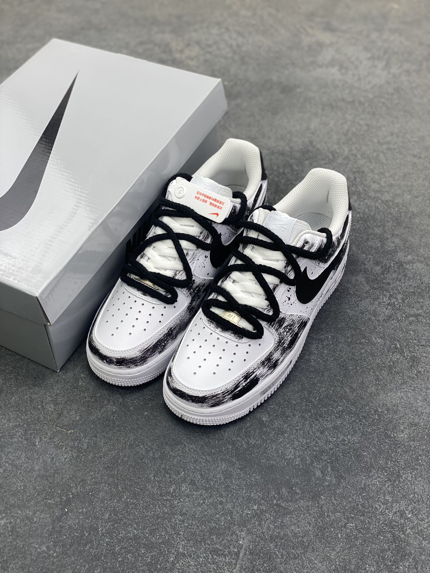 图片[8]-【定制球鞋】Nike Air Force 1 墨染初雪煤球小黑 经典复古潮流时尚擦色手绘喷墨晕染卡通国风 减震耐磨 低帮 板鞋 男女同款 黑白工艺难度大 原楦头原纸板 原装鞋盒 定制五金配件 内置全掌气垫 原厂鞋底 货号：CW2288-111 尺码： 36 36.5 37.5 38 38.5 39 40 40.5 41 42 42.5 43 44 44.5 45-选品中心