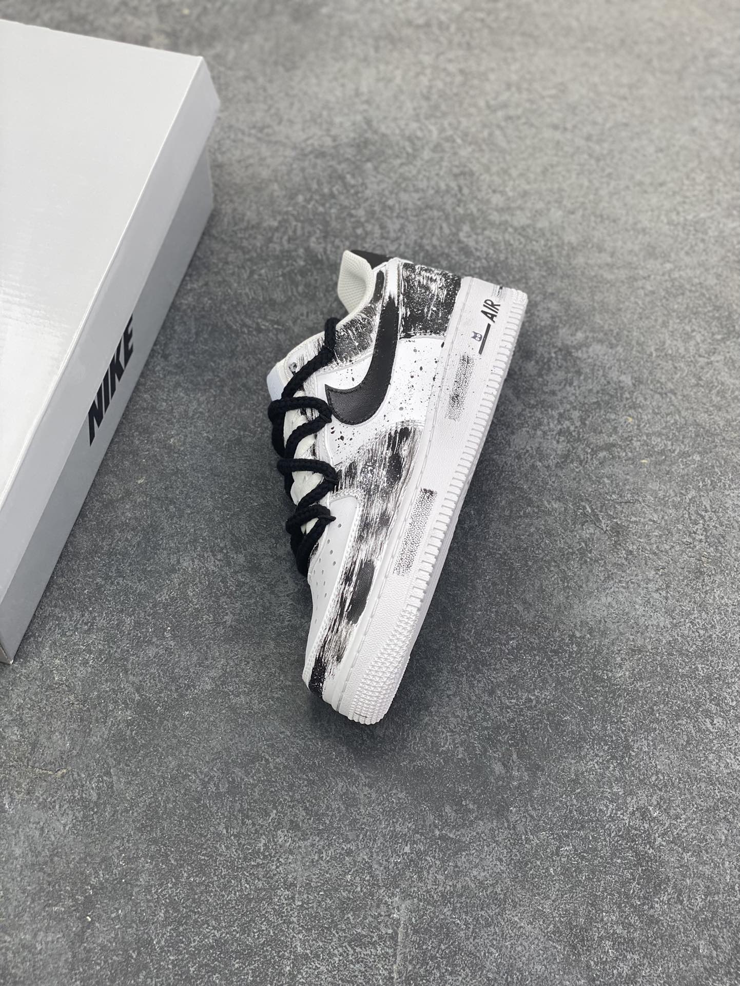 图片[7]-【定制球鞋】Nike Air Force 1 墨染初雪煤球小黑 经典复古潮流时尚擦色手绘喷墨晕染卡通国风 减震耐磨 低帮 板鞋 男女同款 黑白工艺难度大 原楦头原纸板 原装鞋盒 定制五金配件 内置全掌气垫 原厂鞋底 货号：CW2288-111 尺码： 36 36.5 37.5 38 38.5 39 40 40.5 41 42 42.5 43 44 44.5 45-选品中心