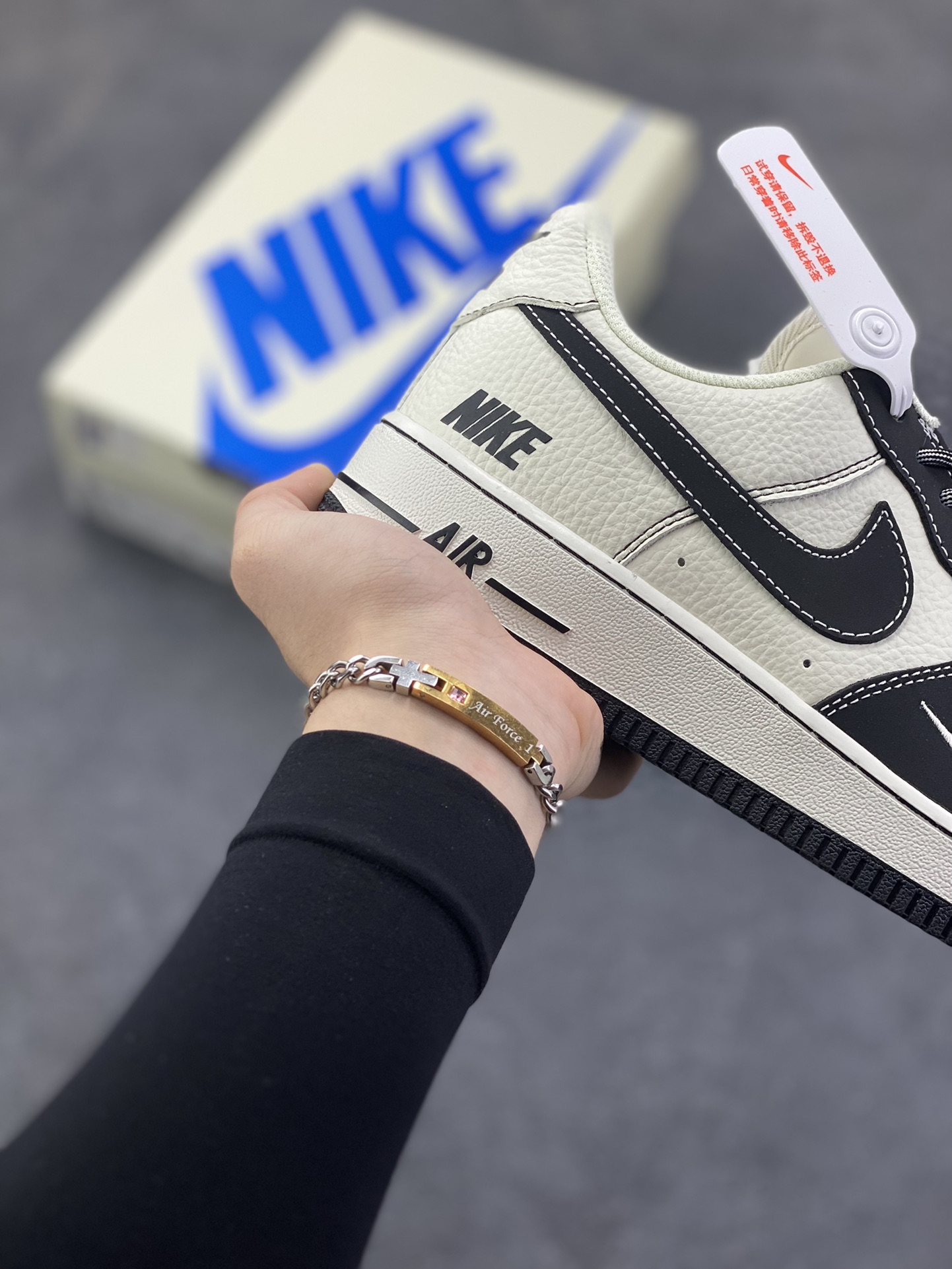 图片[6]-NIke Air Force 1 \’07 Low NIKE–经典黑白 空军一号低帮 运动鞋 休闲鞋 折边针车 工艺难度大 原楦头原纸板 高端定制鞋盒 原厂鞋底 超高清洁度 细节完美 货号：NH0601-574 尺码：36 36.5 37.5 38 38.5 39 40 40.5 41 42 42.5 43 44 44.5 45-选品中心