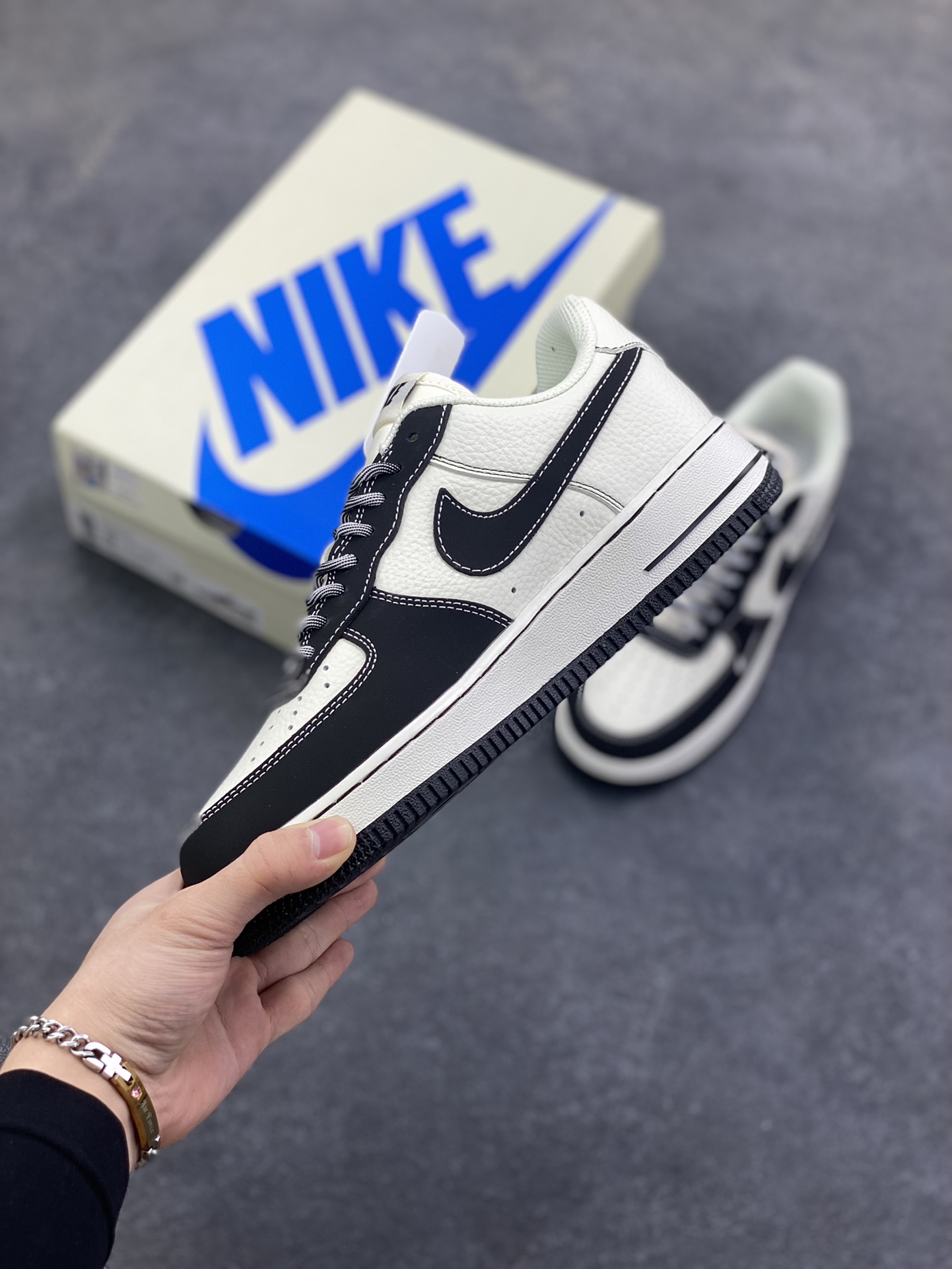 图片[3]-NIke Air Force 1 \’07 Low NIKE–经典黑白 空军一号低帮 运动鞋 休闲鞋 折边针车 工艺难度大 原楦头原纸板 高端定制鞋盒 原厂鞋底 超高清洁度 细节完美 货号：NH0601-574 尺码：36 36.5 37.5 38 38.5 39 40 40.5 41 42 42.5 43 44 44.5 45-选品中心