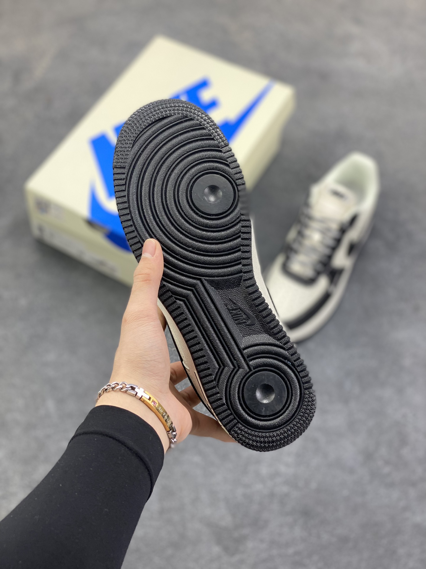 图片[5]-NIke Air Force 1 \’07 Low NIKE–经典黑白 空军一号低帮 运动鞋 休闲鞋 折边针车 工艺难度大 原楦头原纸板 高端定制鞋盒 原厂鞋底 超高清洁度 细节完美 货号：NH0601-574 尺码：36 36.5 37.5 38 38.5 39 40 40.5 41 42 42.5 43 44 44.5 45-选品中心