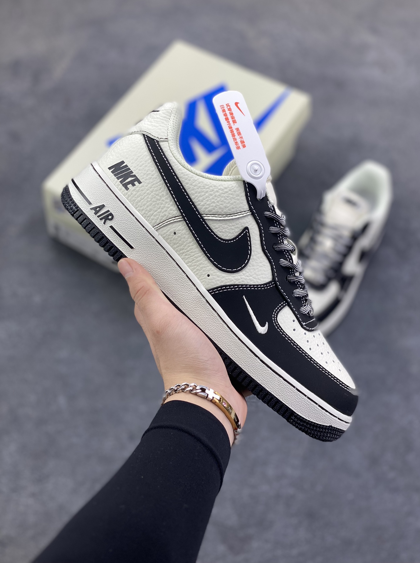 NIke Air Force 1 \'07 Low NIKE--经典黑白 空军一号低帮 运动鞋 休闲鞋 折边针车 工艺难度大 原楦头原纸板 高端定制鞋盒 原厂鞋底 超高清洁度 细节完美 货号：NH0601-574 尺码：36 36.5 37.5 38 38.5 39 40 40.5 41 42 42.5 43 44 44.5 45-选品中心