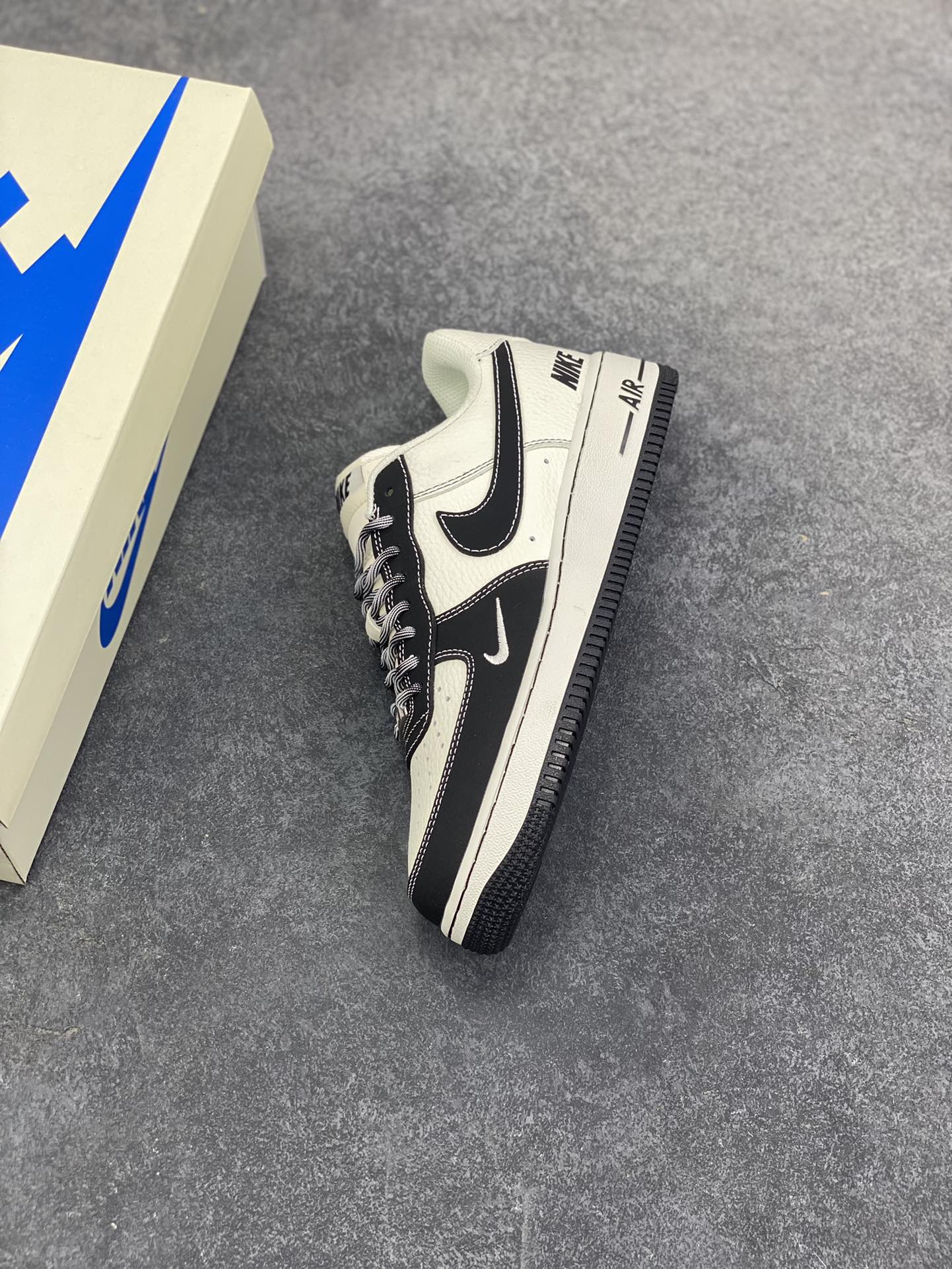 图片[7]-NIke Air Force 1 \’07 Low NIKE–经典黑白 空军一号低帮 运动鞋 休闲鞋 折边针车 工艺难度大 原楦头原纸板 高端定制鞋盒 原厂鞋底 超高清洁度 细节完美 货号：NH0601-574 尺码：36 36.5 37.5 38 38.5 39 40 40.5 41 42 42.5 43 44 44.5 45-选品中心