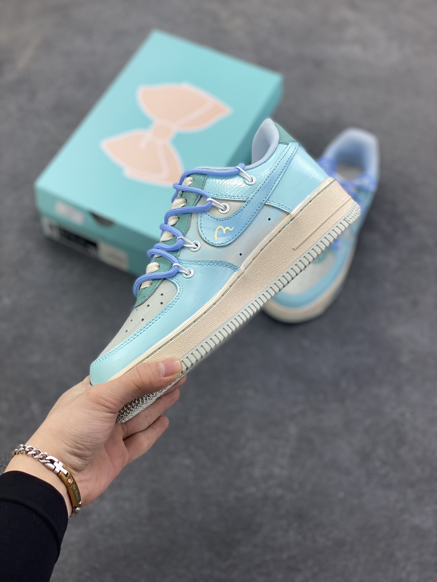 图片[3]-手绘涂鸦“青空花屿”Nike Air Force 1 “Qingkong ”空军一号定制板鞋 浅蓝主调如澄澈青空，将夏日的明朗与松弛感晕染其上；手绘花卉似岛屿繁花，在鞋身肆意生长，把自然的烂漫与随性娓娓道来。“LEISURELY”字样更是点睛之笔，直白地宣告着它的设计内核——以闲趣为衣，以自在为裳 货号：KS6968-777 尺码：36 36.5 37.5 38 38.5 39 40 40.5 41 42 42.5 43 44 44.5 45-选品中心