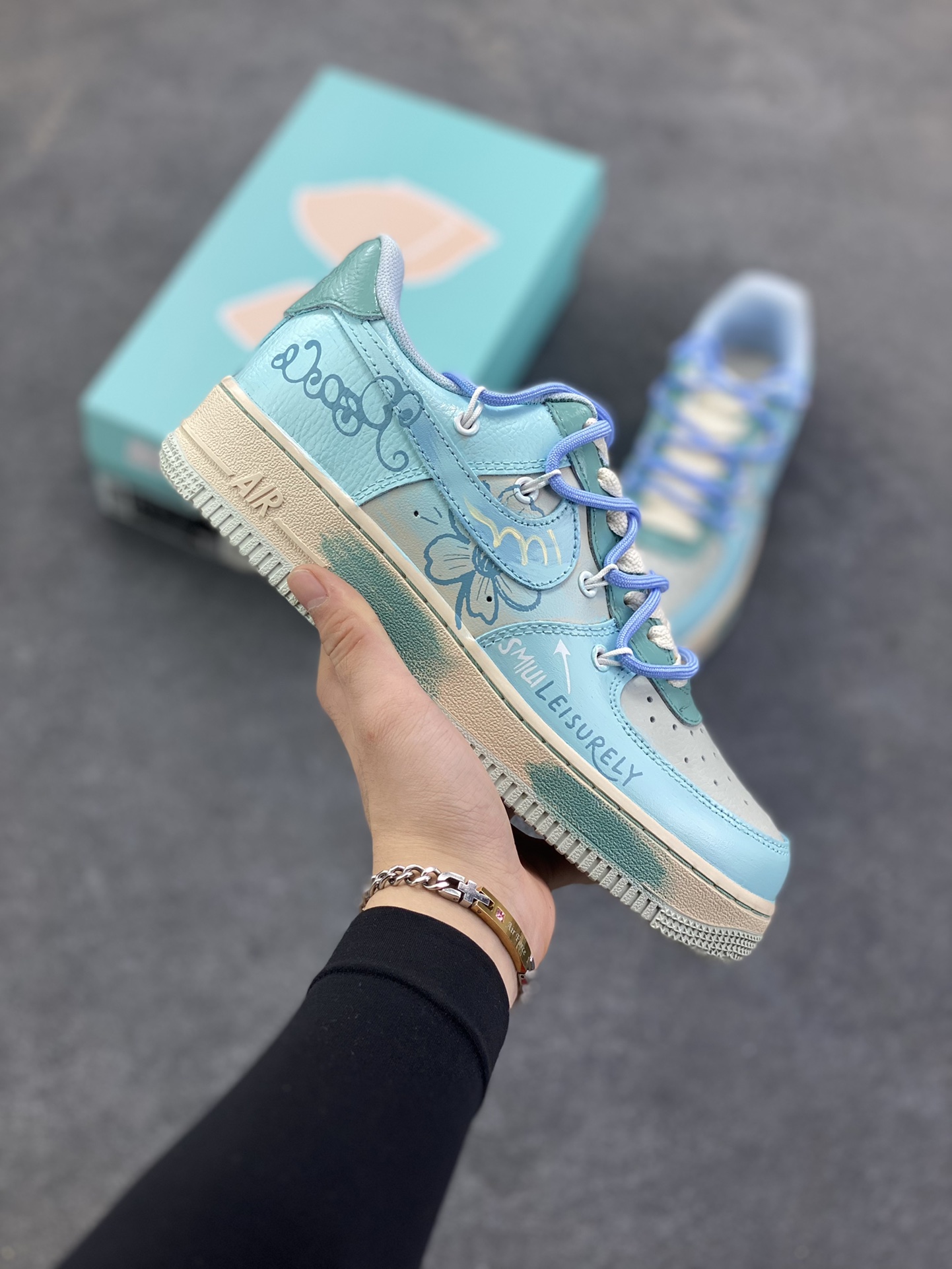手绘涂鸦“青空花屿”Nike Air Force 1 “Qingkong ”空军一号定制板鞋 浅蓝主调如澄澈青空，将夏日的明朗与松弛感晕染其上；手绘花卉似岛屿繁花，在鞋身肆意生长，把自然的烂漫与随性娓娓道来。“LEISURELY”字样更是点睛之笔，直白地宣告着它的设计内核——以闲趣为衣，以自在为裳 货号：KS6968-777 尺码：36 36.5 37.5 38 38.5 39 40 40.5 41 42 42.5 43 44 44.5 45-选品中心