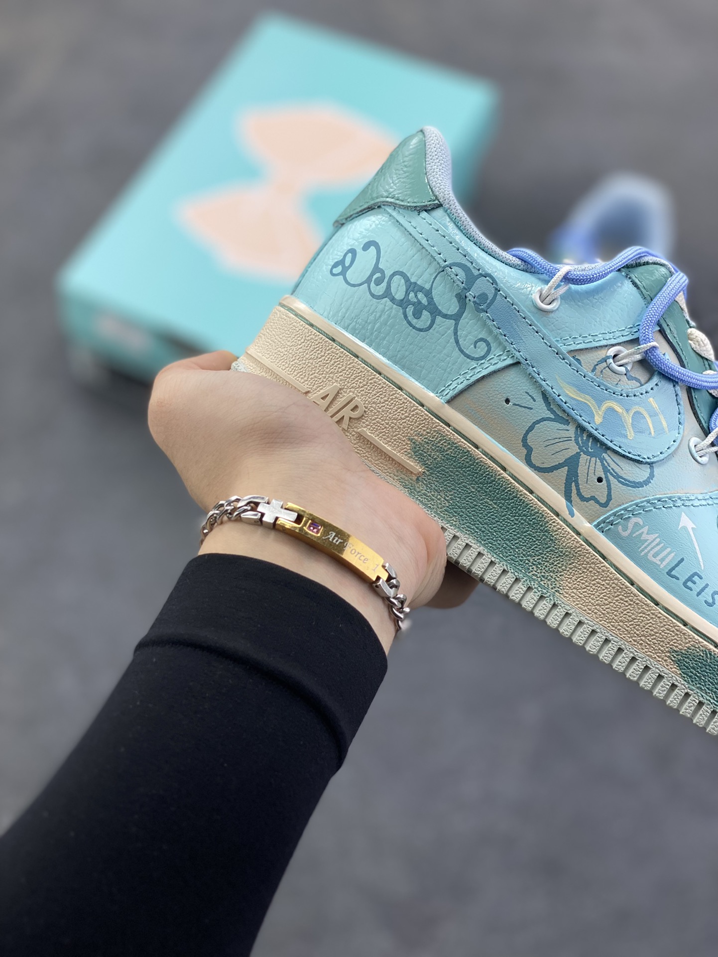 图片[6]-手绘涂鸦“青空花屿”Nike Air Force 1 “Qingkong ”空军一号定制板鞋 浅蓝主调如澄澈青空，将夏日的明朗与松弛感晕染其上；手绘花卉似岛屿繁花，在鞋身肆意生长，把自然的烂漫与随性娓娓道来。“LEISURELY”字样更是点睛之笔，直白地宣告着它的设计内核——以闲趣为衣，以自在为裳 货号：KS6968-777 尺码：36 36.5 37.5 38 38.5 39 40 40.5 41 42 42.5 43 44 44.5 45-选品中心