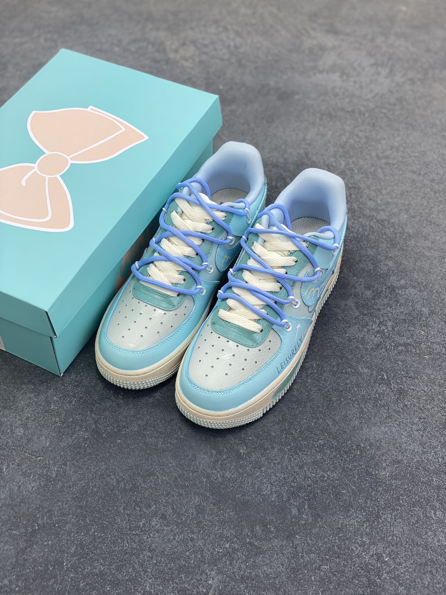图片[8]-手绘涂鸦“青空花屿”Nike Air Force 1 “Qingkong ”空军一号定制板鞋 浅蓝主调如澄澈青空，将夏日的明朗与松弛感晕染其上；手绘花卉似岛屿繁花，在鞋身肆意生长，把自然的烂漫与随性娓娓道来。“LEISURELY”字样更是点睛之笔，直白地宣告着它的设计内核——以闲趣为衣，以自在为裳 货号：KS6968-777 尺码：36 36.5 37.5 38 38.5 39 40 40.5 41 42 42.5 43 44 44.5 45-选品中心