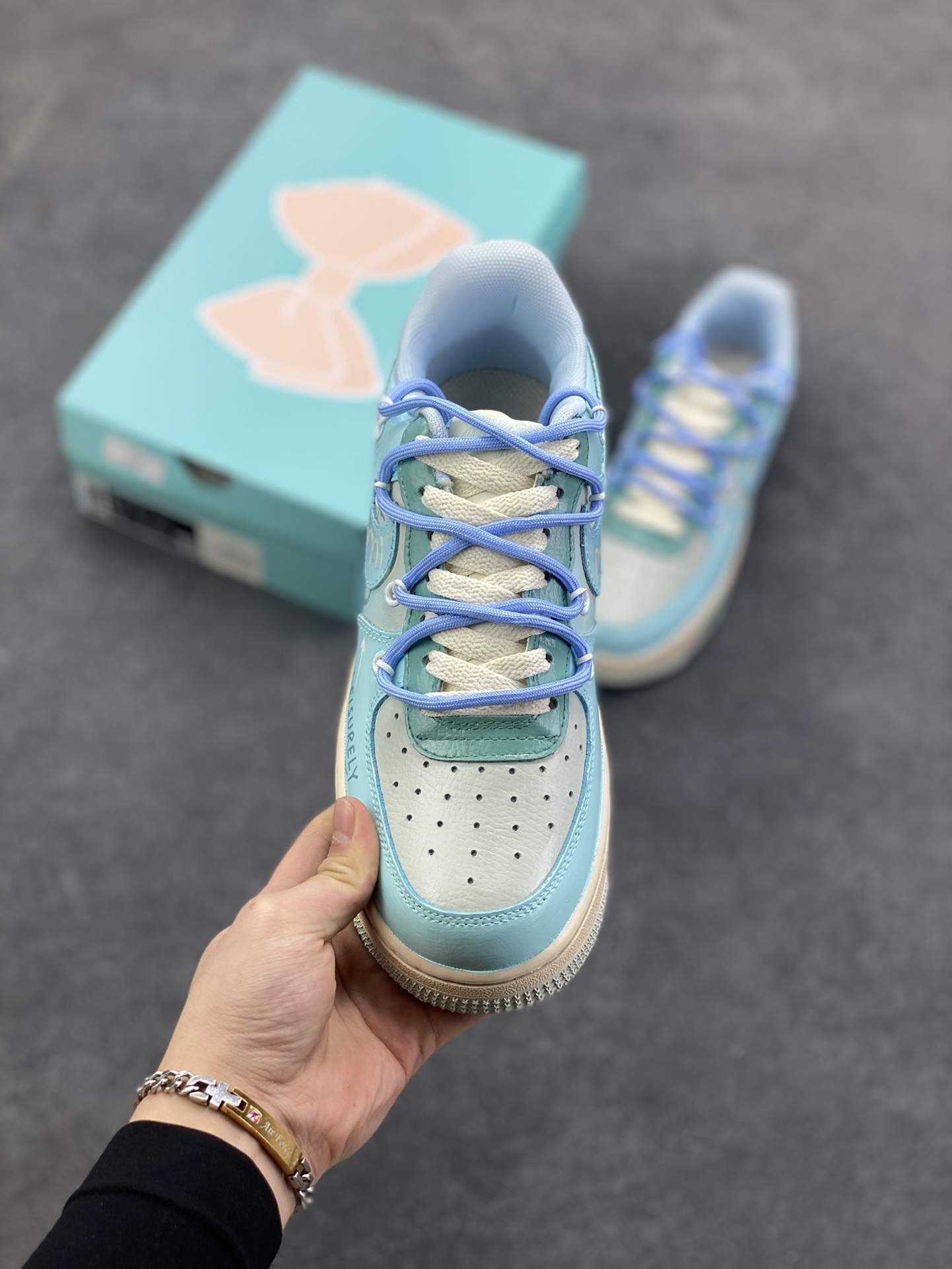 图片[2]-手绘涂鸦“青空花屿”Nike Air Force 1 “Qingkong ”空军一号定制板鞋 浅蓝主调如澄澈青空，将夏日的明朗与松弛感晕染其上；手绘花卉似岛屿繁花，在鞋身肆意生长，把自然的烂漫与随性娓娓道来。“LEISURELY”字样更是点睛之笔，直白地宣告着它的设计内核——以闲趣为衣，以自在为裳 货号：KS6968-777 尺码：36 36.5 37.5 38 38.5 39 40 40.5 41 42 42.5 43 44 44.5 45-选品中心