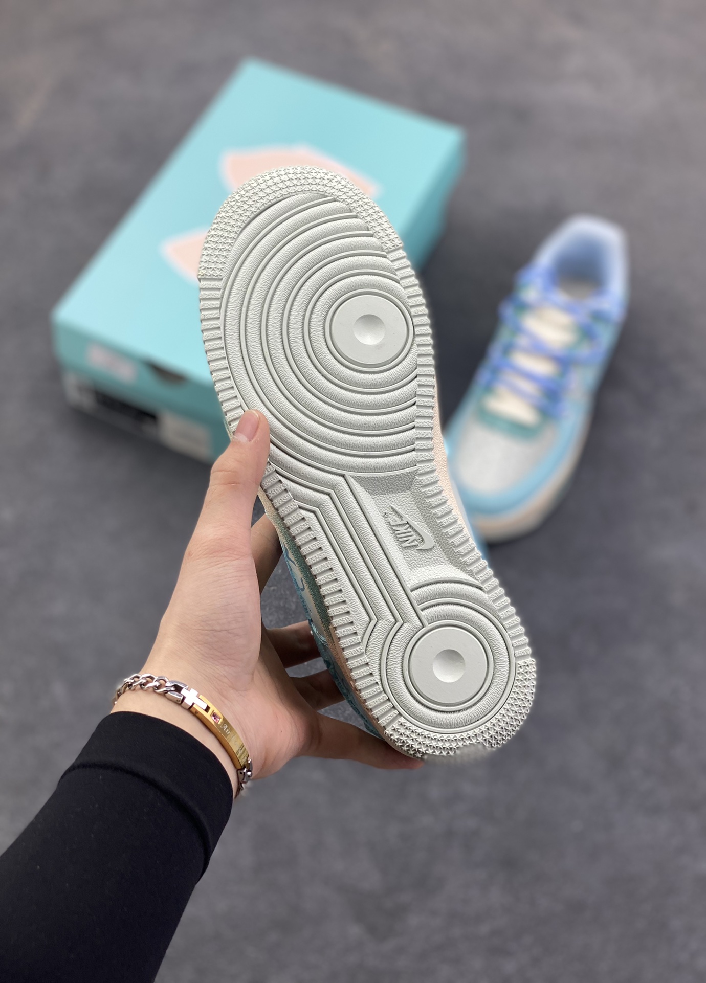图片[5]-手绘涂鸦“青空花屿”Nike Air Force 1 “Qingkong ”空军一号定制板鞋 浅蓝主调如澄澈青空，将夏日的明朗与松弛感晕染其上；手绘花卉似岛屿繁花，在鞋身肆意生长，把自然的烂漫与随性娓娓道来。“LEISURELY”字样更是点睛之笔，直白地宣告着它的设计内核——以闲趣为衣，以自在为裳 货号：KS6968-777 尺码：36 36.5 37.5 38 38.5 39 40 40.5 41 42 42.5 43 44 44.5 45-选品中心