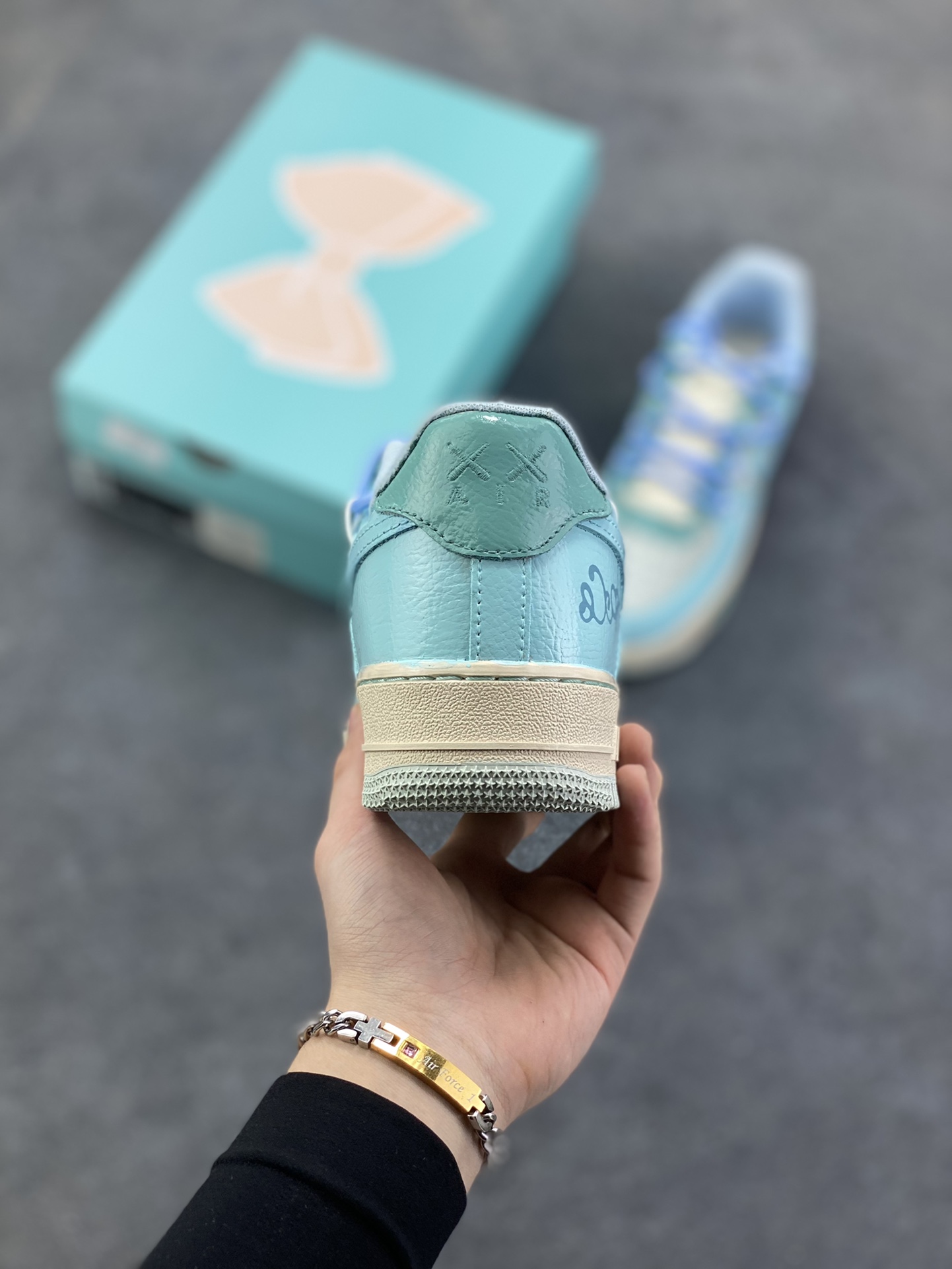 图片[4]-手绘涂鸦“青空花屿”Nike Air Force 1 “Qingkong ”空军一号定制板鞋 浅蓝主调如澄澈青空，将夏日的明朗与松弛感晕染其上；手绘花卉似岛屿繁花，在鞋身肆意生长，把自然的烂漫与随性娓娓道来。“LEISURELY”字样更是点睛之笔，直白地宣告着它的设计内核——以闲趣为衣，以自在为裳 货号：KS6968-777 尺码：36 36.5 37.5 38 38.5 39 40 40.5 41 42 42.5 43 44 44.5 45-选品中心