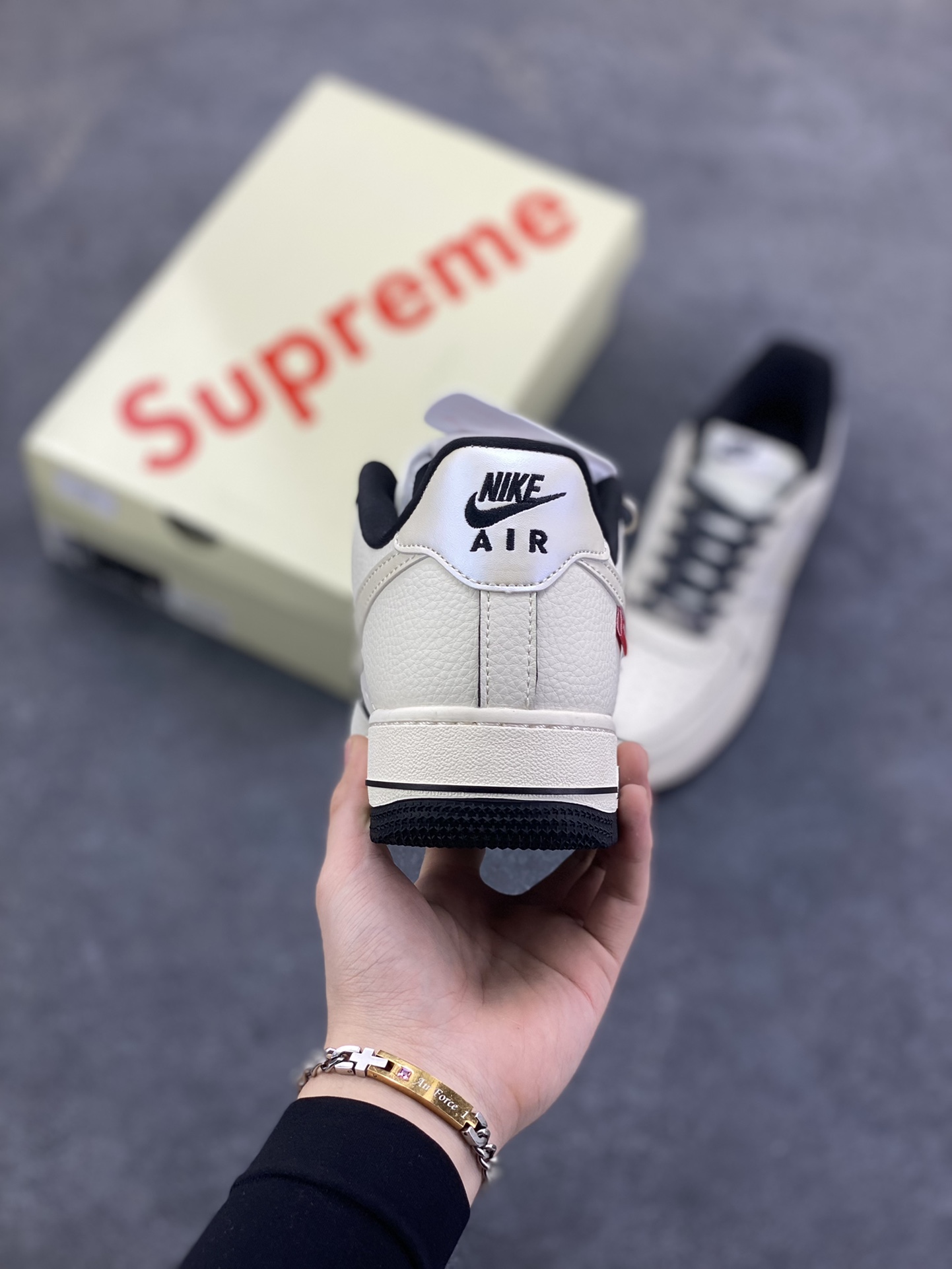 图片[4]-NIke Air Force 1 \’07 Low “Supreme联名——米黑边”空军一号 低帮 运动鞋 休闲鞋 折边针车 工艺难度大 原楦头原纸板 原装鞋盒 定制五金配件 内置全掌气垫 原厂鞋底 货号：XX3168-220 尺码：36 36.5 37.5 38 38.5 39 40 40.5 41 42 42.5 43 44 44.5 45-选品中心