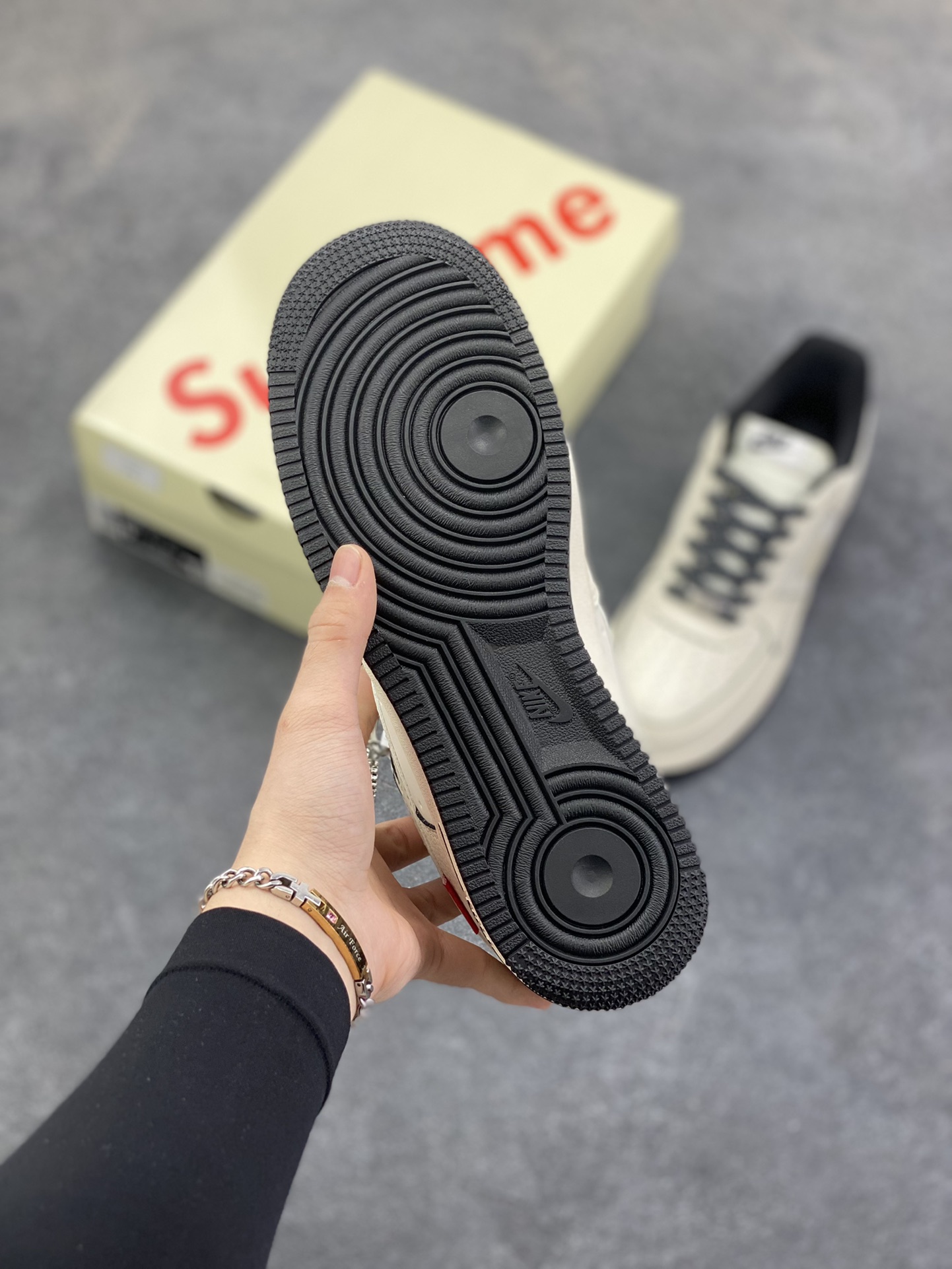 图片[5]-NIke Air Force 1 \’07 Low “Supreme联名——米黑边”空军一号 低帮 运动鞋 休闲鞋 折边针车 工艺难度大 原楦头原纸板 原装鞋盒 定制五金配件 内置全掌气垫 原厂鞋底 货号：XX3168-220 尺码：36 36.5 37.5 38 38.5 39 40 40.5 41 42 42.5 43 44 44.5 45-选品中心