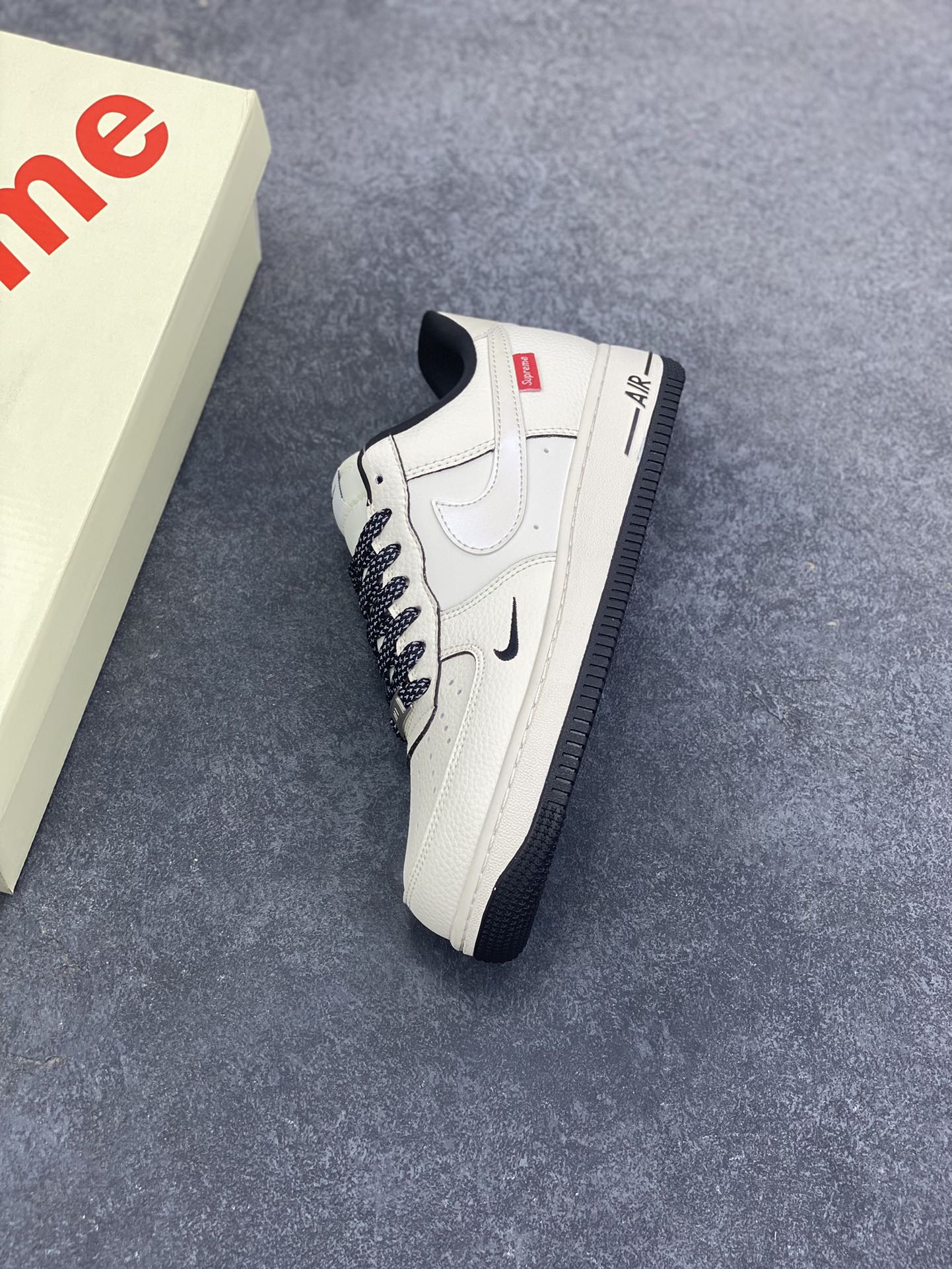 图片[7]-NIke Air Force 1 \’07 Low “Supreme联名——米黑边”空军一号 低帮 运动鞋 休闲鞋 折边针车 工艺难度大 原楦头原纸板 原装鞋盒 定制五金配件 内置全掌气垫 原厂鞋底 货号：XX3168-220 尺码：36 36.5 37.5 38 38.5 39 40 40.5 41 42 42.5 43 44 44.5 45-选品中心