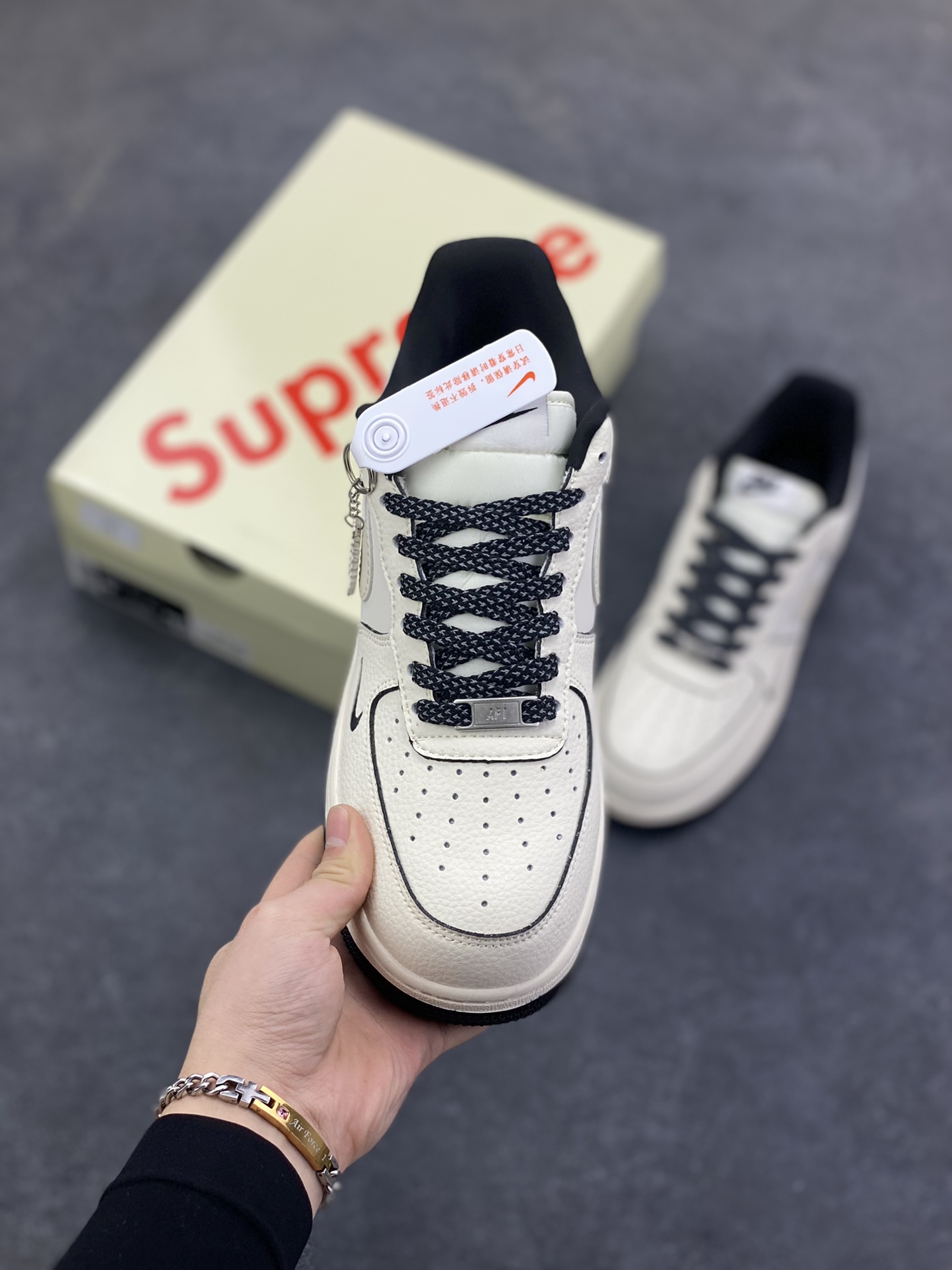 图片[2]-NIke Air Force 1 \’07 Low “Supreme联名——米黑边”空军一号 低帮 运动鞋 休闲鞋 折边针车 工艺难度大 原楦头原纸板 原装鞋盒 定制五金配件 内置全掌气垫 原厂鞋底 货号：XX3168-220 尺码：36 36.5 37.5 38 38.5 39 40 40.5 41 42 42.5 43 44 44.5 45-选品中心