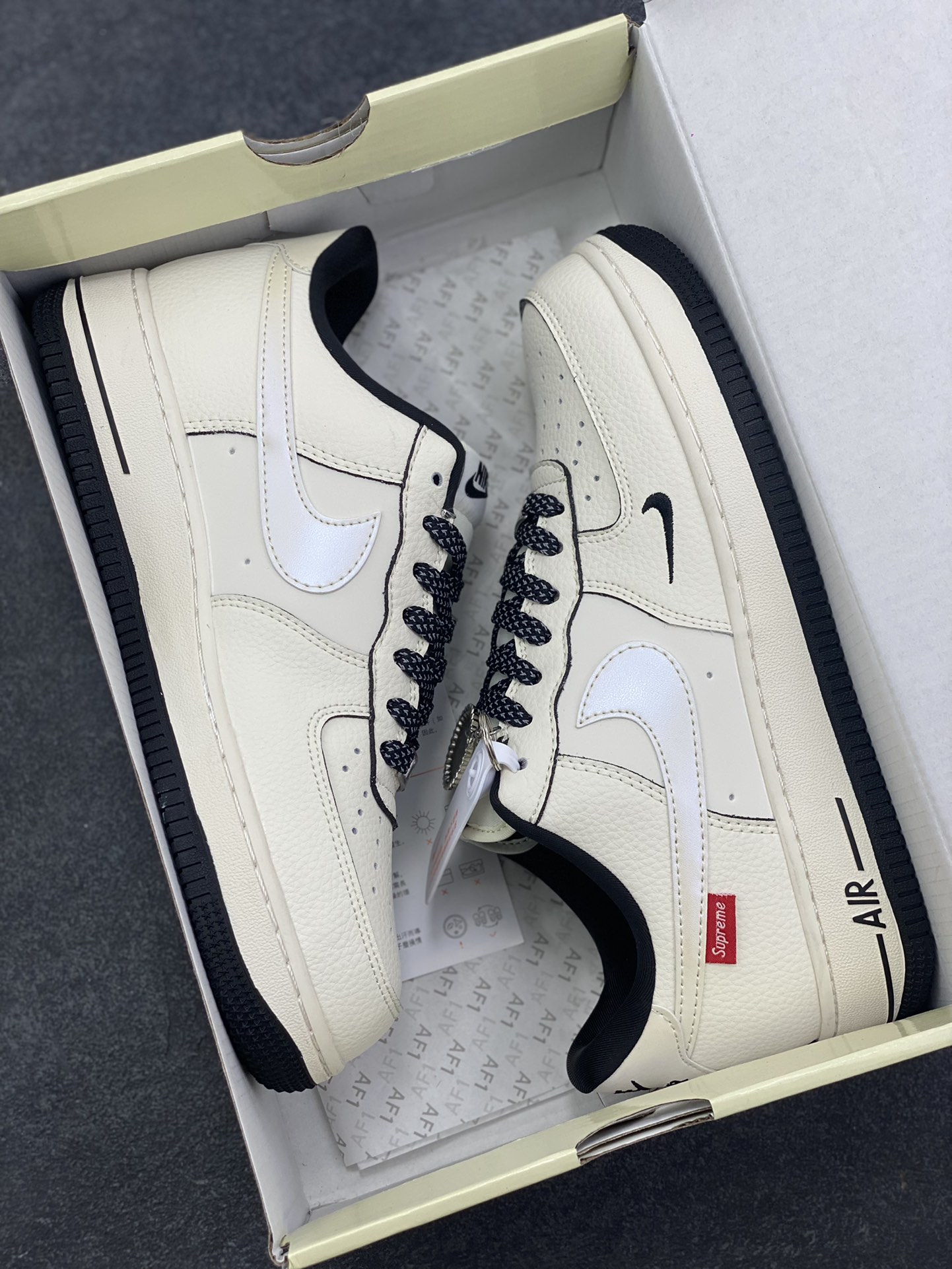 图片[9]-NIke Air Force 1 \’07 Low “Supreme联名——米黑边”空军一号 低帮 运动鞋 休闲鞋 折边针车 工艺难度大 原楦头原纸板 原装鞋盒 定制五金配件 内置全掌气垫 原厂鞋底 货号：XX3168-220 尺码：36 36.5 37.5 38 38.5 39 40 40.5 41 42 42.5 43 44 44.5 45-选品中心