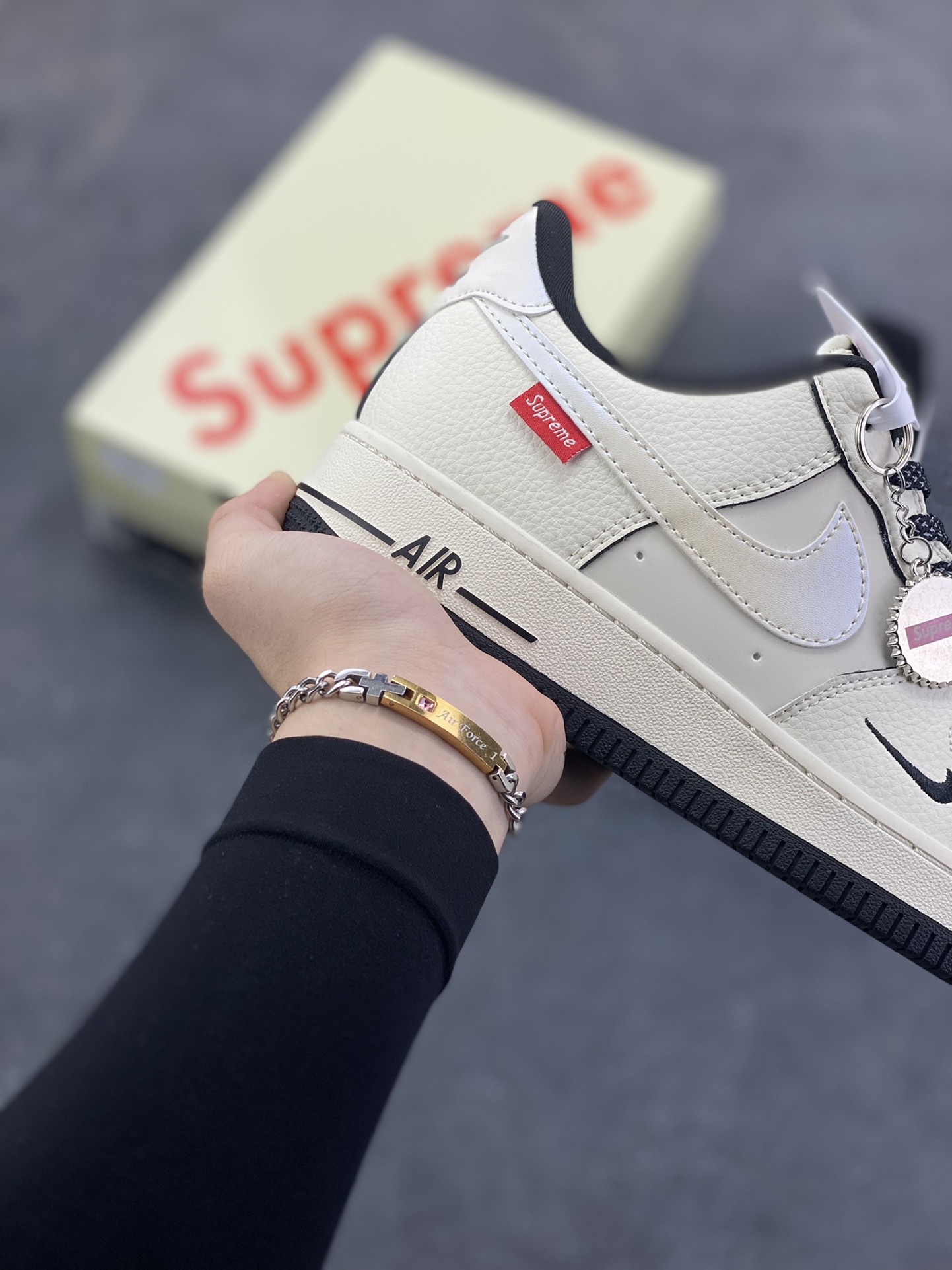 图片[6]-NIke Air Force 1 \’07 Low “Supreme联名——米黑边”空军一号 低帮 运动鞋 休闲鞋 折边针车 工艺难度大 原楦头原纸板 原装鞋盒 定制五金配件 内置全掌气垫 原厂鞋底 货号：XX3168-220 尺码：36 36.5 37.5 38 38.5 39 40 40.5 41 42 42.5 43 44 44.5 45-选品中心