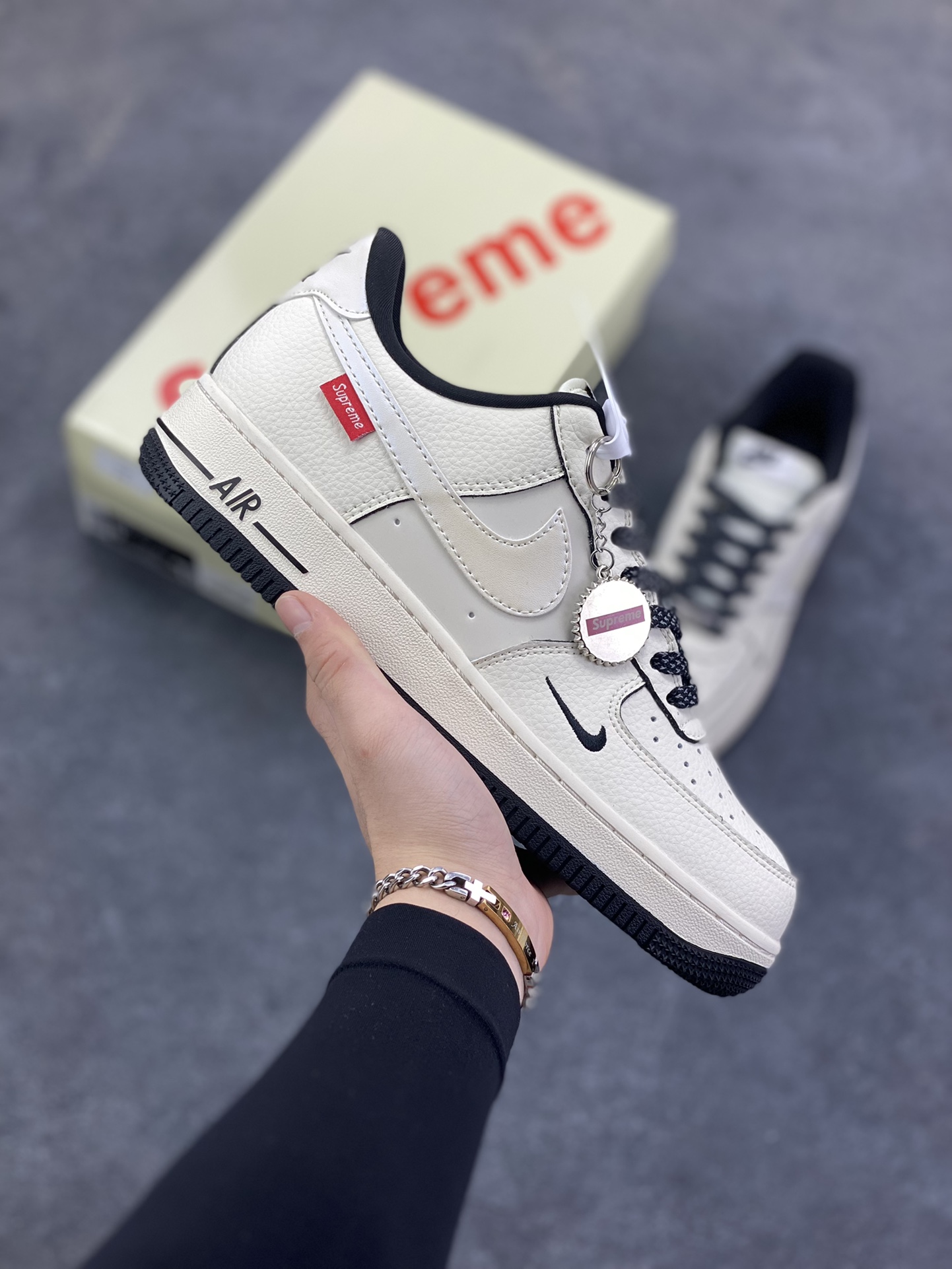 NIke Air Force 1 \'07 Low “Supreme联名——米黑边”空军一号 低帮 运动鞋 休闲鞋 折边针车 工艺难度大 原楦头原纸板 原装鞋盒 定制五金配件 内置全掌气垫 原厂鞋底 货号：XX3168-220 尺码：36 36.5 37.5 38 38.5 39 40 40.5 41 42 42.5 43 44 44.5 45-选品中心