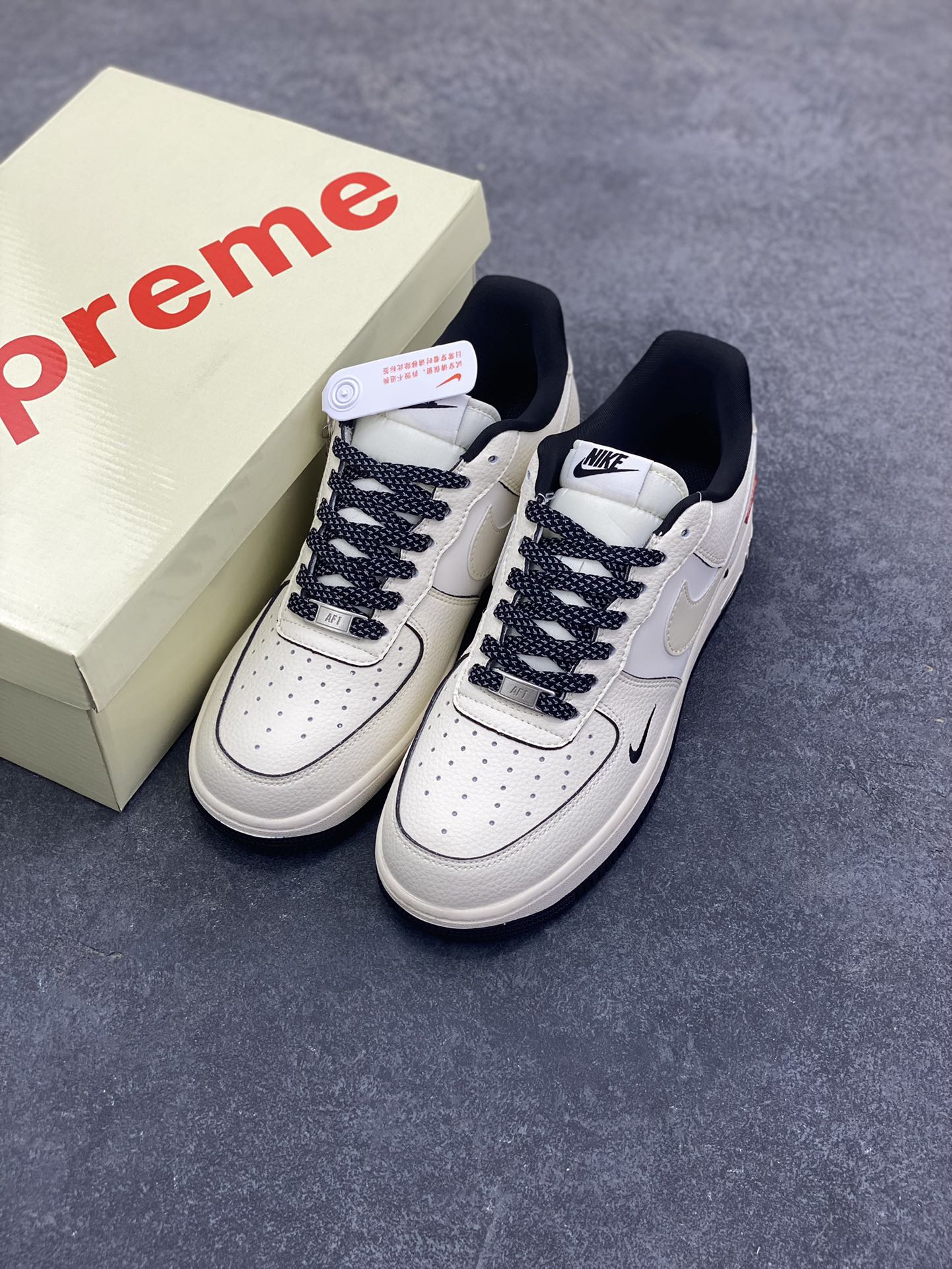 图片[8]-NIke Air Force 1 \’07 Low “Supreme联名——米黑边”空军一号 低帮 运动鞋 休闲鞋 折边针车 工艺难度大 原楦头原纸板 原装鞋盒 定制五金配件 内置全掌气垫 原厂鞋底 货号：XX3168-220 尺码：36 36.5 37.5 38 38.5 39 40 40.5 41 42 42.5 43 44 44.5 45-选品中心
