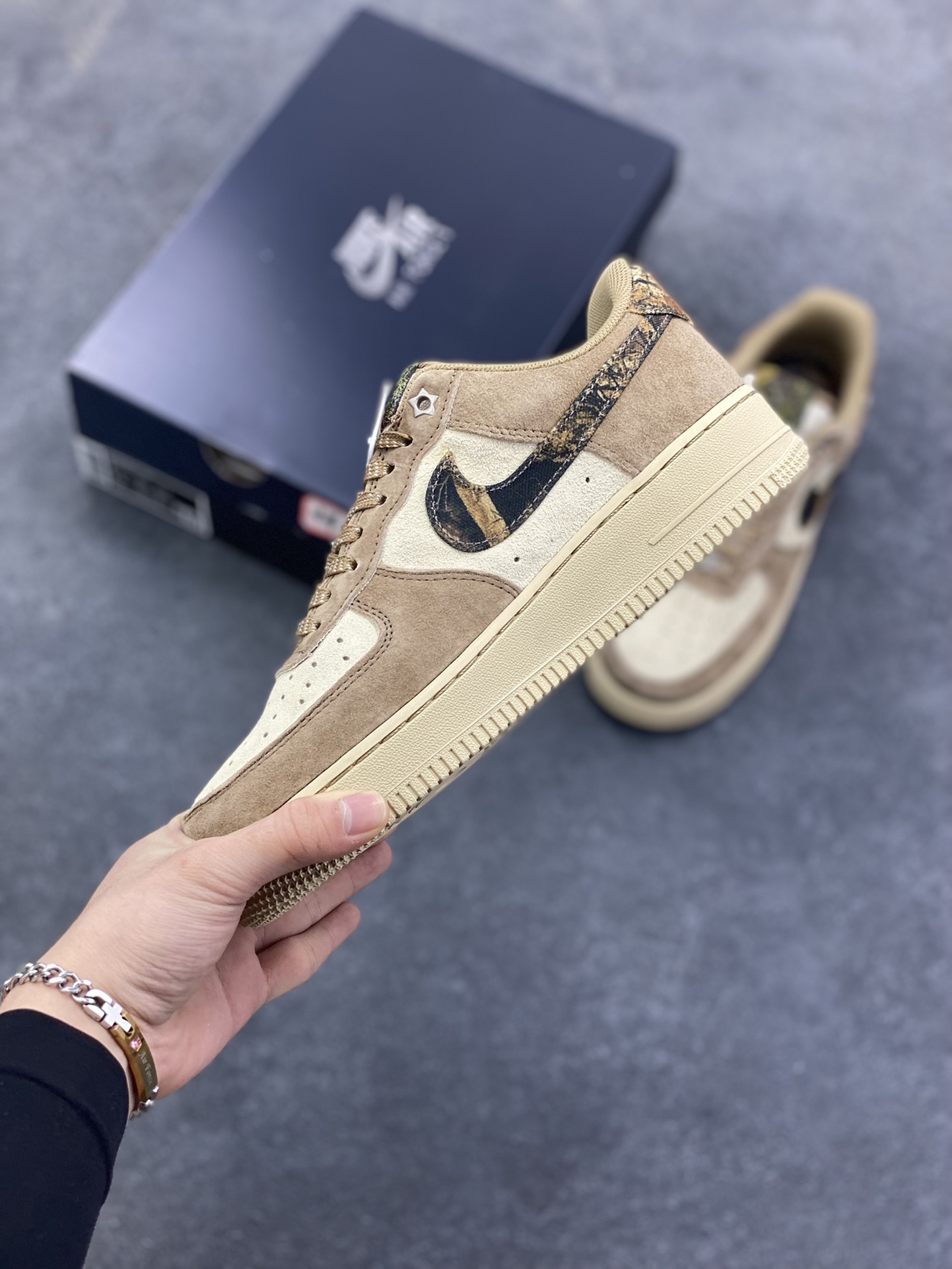 图片[3]-Nike Air Force 1 Low 棕米 空军一号低帮运动休闲板鞋 原楦头原纸板 打造纯正空军版型 专注外贸渠道 全掌内置蜂窝气垫 原盒配件 原厂中底钢印、拉帮完美 货号：IQ9803-200 尺码：36 36.5 37.5 38 38.5 39 40 40.5 41 42 42.5 43 44 44.5 45-选品中心