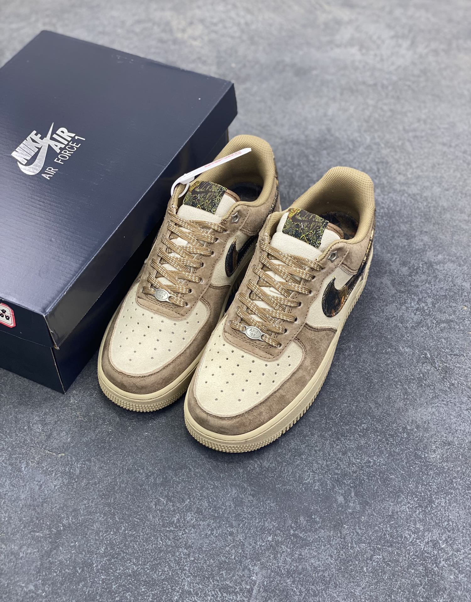 图片[8]-Nike Air Force 1 Low 棕米 空军一号低帮运动休闲板鞋 原楦头原纸板 打造纯正空军版型 专注外贸渠道 全掌内置蜂窝气垫 原盒配件 原厂中底钢印、拉帮完美 货号：IQ9803-200 尺码：36 36.5 37.5 38 38.5 39 40 40.5 41 42 42.5 43 44 44.5 45-选品中心