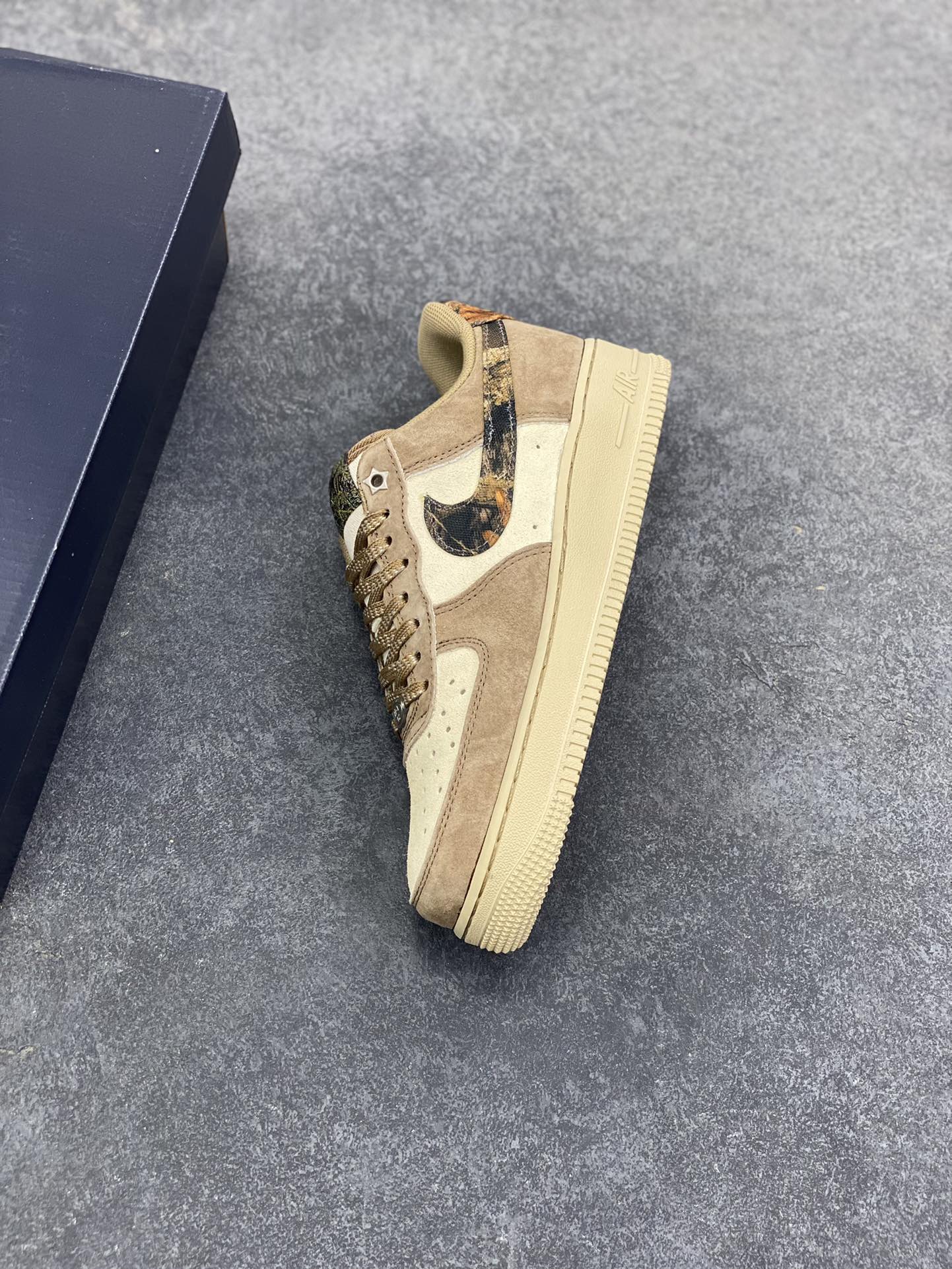图片[7]-Nike Air Force 1 Low 棕米 空军一号低帮运动休闲板鞋 原楦头原纸板 打造纯正空军版型 专注外贸渠道 全掌内置蜂窝气垫 原盒配件 原厂中底钢印、拉帮完美 货号：IQ9803-200 尺码：36 36.5 37.5 38 38.5 39 40 40.5 41 42 42.5 43 44 44.5 45-选品中心