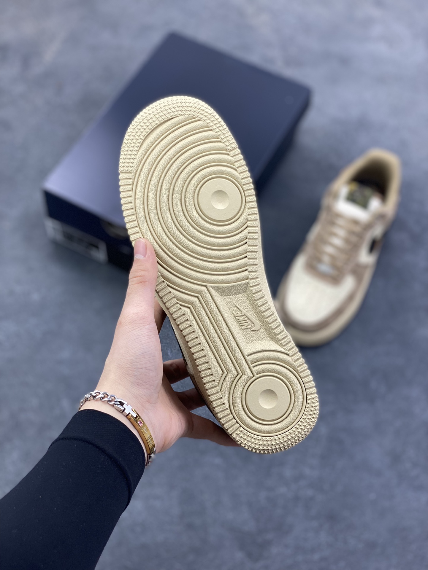 图片[5]-Nike Air Force 1 Low 棕米 空军一号低帮运动休闲板鞋 原楦头原纸板 打造纯正空军版型 专注外贸渠道 全掌内置蜂窝气垫 原盒配件 原厂中底钢印、拉帮完美 货号：IQ9803-200 尺码：36 36.5 37.5 38 38.5 39 40 40.5 41 42 42.5 43 44 44.5 45-选品中心