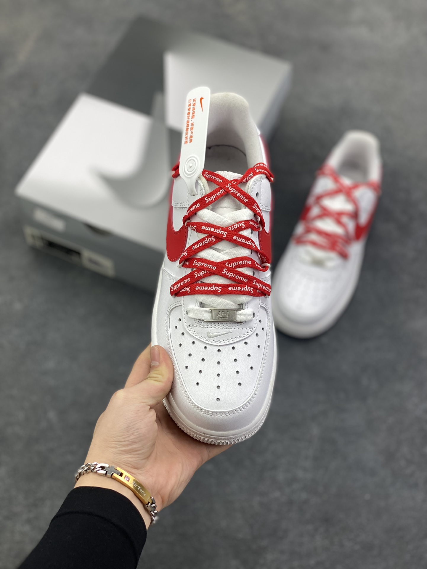 图片[2]-“红潮突袭”✨订制空军一号板鞋 该定制版球鞋选用原鞋款为Nike Air Force 1\’07空军一号低帮，设计灵感来源于中国红配色，纯白鞋身干净利落，红色Swoosh与满印Supreme鞋带疯狂吸睛，每一处细节都在叫嚣着不被定义的潮流态度。无论是搭配工装裤打造硬核街头风，还是与西装碰撞玩转出位混搭，它都能让你在人群中瞬间脱颖而出，成为潮流版图里的亮眼焦点。别犹豫，穿上它，开启你的潮流统治时刻！ 货号：UP9225-101 尺码：36 36.5 37.5 38 38.5 39 40 40.5 41 42 42.5 43 44 44.5 45-选品中心