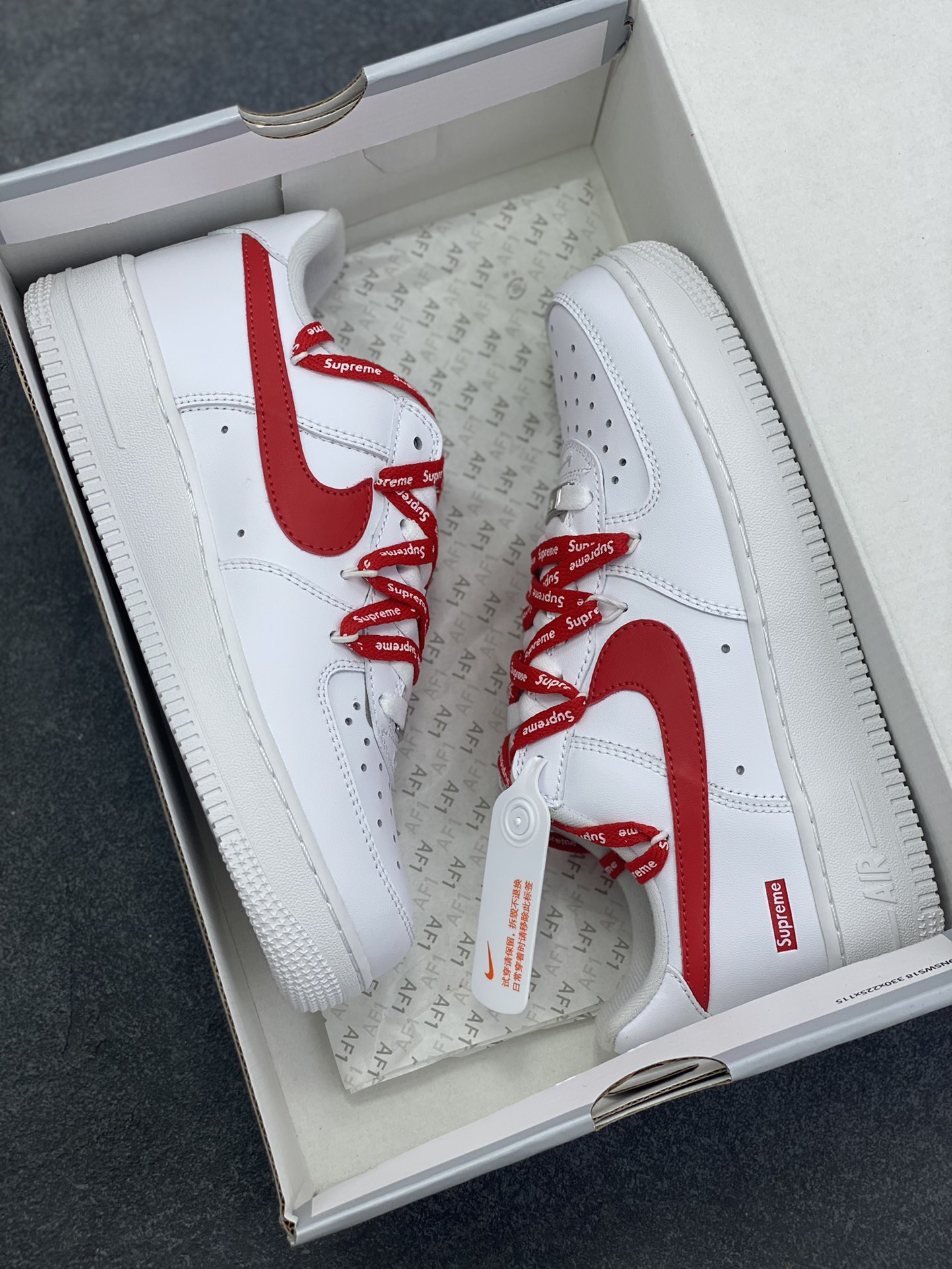 图片[9]-“红潮突袭”✨订制空军一号板鞋 该定制版球鞋选用原鞋款为Nike Air Force 1\’07空军一号低帮，设计灵感来源于中国红配色，纯白鞋身干净利落，红色Swoosh与满印Supreme鞋带疯狂吸睛，每一处细节都在叫嚣着不被定义的潮流态度。无论是搭配工装裤打造硬核街头风，还是与西装碰撞玩转出位混搭，它都能让你在人群中瞬间脱颖而出，成为潮流版图里的亮眼焦点。别犹豫，穿上它，开启你的潮流统治时刻！ 货号：UP9225-101 尺码：36 36.5 37.5 38 38.5 39 40 40.5 41 42 42.5 43 44 44.5 45-选品中心