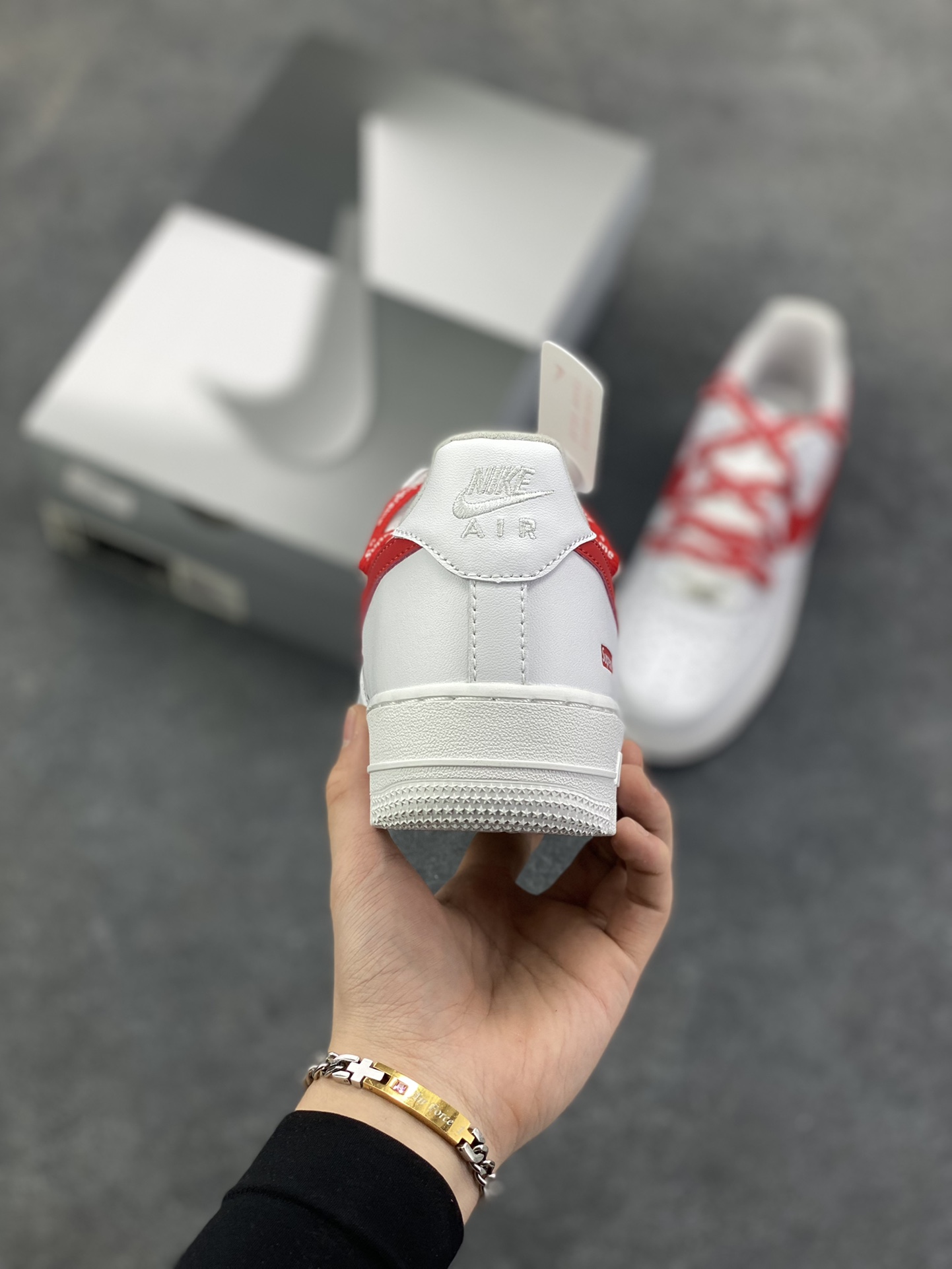 图片[4]-“红潮突袭”✨订制空军一号板鞋 该定制版球鞋选用原鞋款为Nike Air Force 1\’07空军一号低帮，设计灵感来源于中国红配色，纯白鞋身干净利落，红色Swoosh与满印Supreme鞋带疯狂吸睛，每一处细节都在叫嚣着不被定义的潮流态度。无论是搭配工装裤打造硬核街头风，还是与西装碰撞玩转出位混搭，它都能让你在人群中瞬间脱颖而出，成为潮流版图里的亮眼焦点。别犹豫，穿上它，开启你的潮流统治时刻！ 货号：UP9225-101 尺码：36 36.5 37.5 38 38.5 39 40 40.5 41 42 42.5 43 44 44.5 45-选品中心