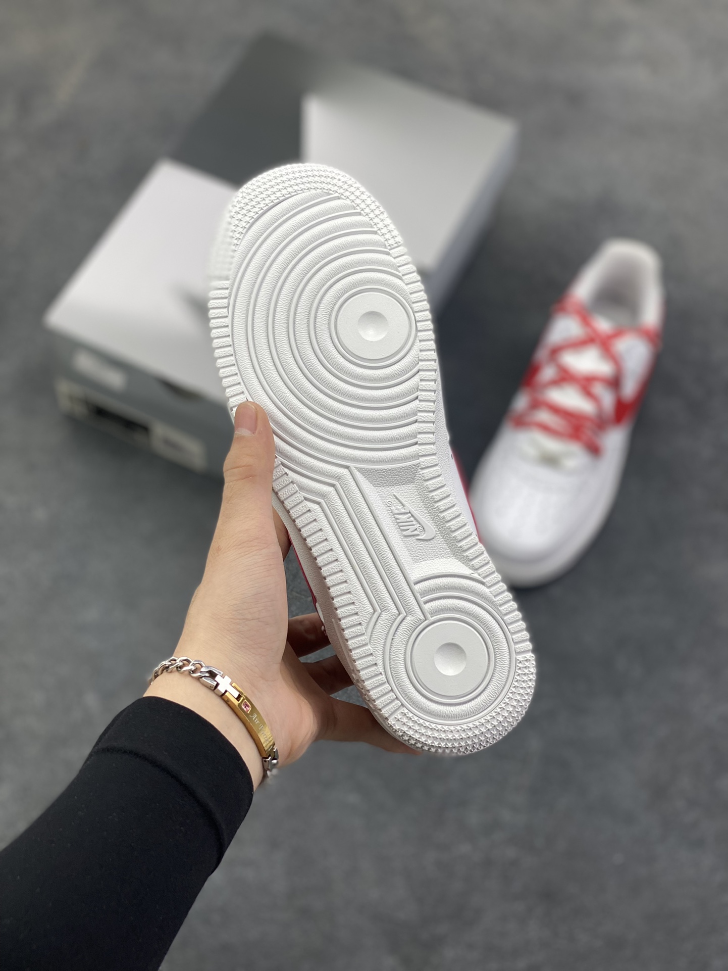 图片[5]-“红潮突袭”✨订制空军一号板鞋 该定制版球鞋选用原鞋款为Nike Air Force 1\’07空军一号低帮，设计灵感来源于中国红配色，纯白鞋身干净利落，红色Swoosh与满印Supreme鞋带疯狂吸睛，每一处细节都在叫嚣着不被定义的潮流态度。无论是搭配工装裤打造硬核街头风，还是与西装碰撞玩转出位混搭，它都能让你在人群中瞬间脱颖而出，成为潮流版图里的亮眼焦点。别犹豫，穿上它，开启你的潮流统治时刻！ 货号：UP9225-101 尺码：36 36.5 37.5 38 38.5 39 40 40.5 41 42 42.5 43 44 44.5 45-选品中心