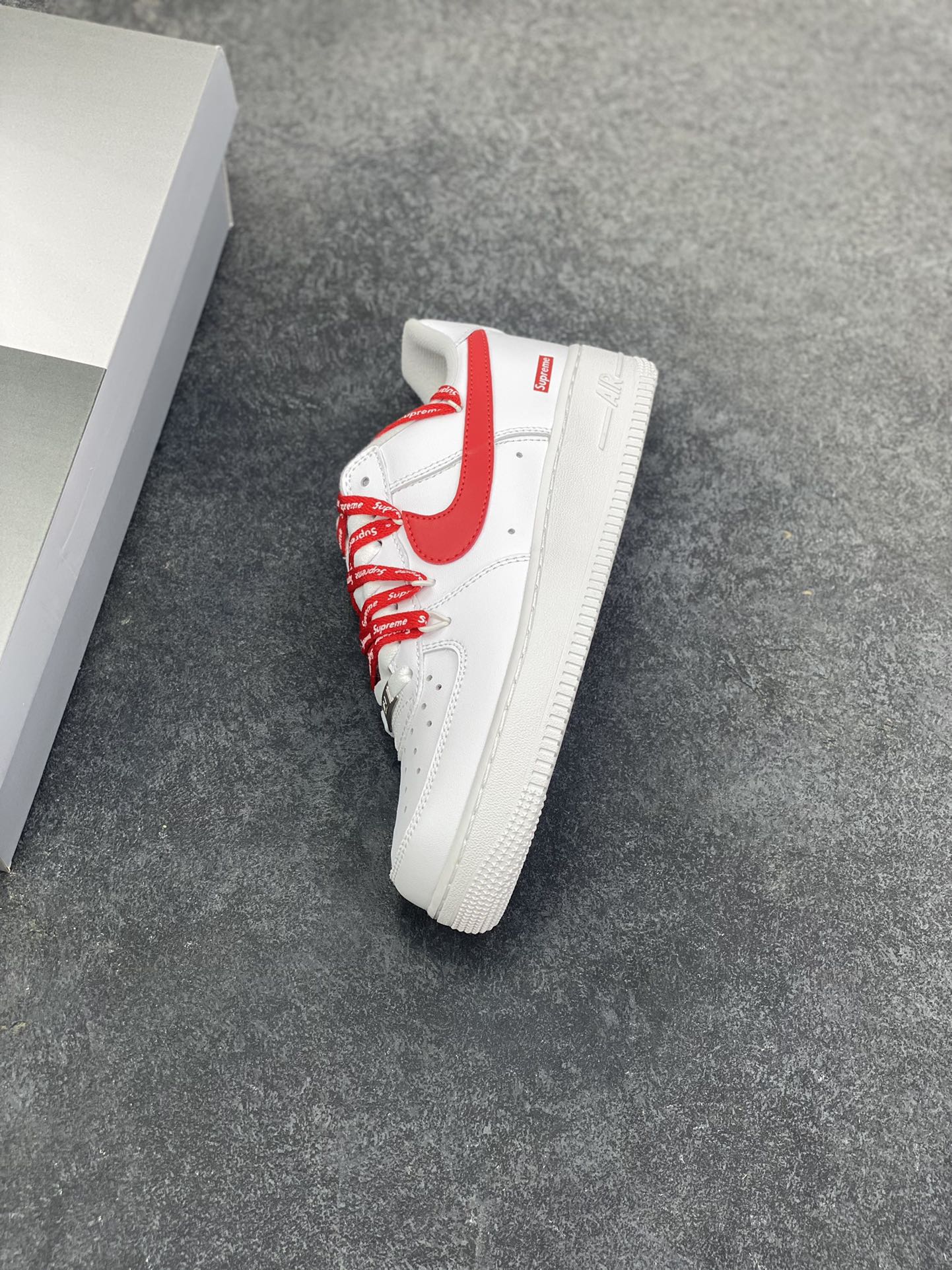 图片[7]-“红潮突袭”✨订制空军一号板鞋 该定制版球鞋选用原鞋款为Nike Air Force 1\’07空军一号低帮，设计灵感来源于中国红配色，纯白鞋身干净利落，红色Swoosh与满印Supreme鞋带疯狂吸睛，每一处细节都在叫嚣着不被定义的潮流态度。无论是搭配工装裤打造硬核街头风，还是与西装碰撞玩转出位混搭，它都能让你在人群中瞬间脱颖而出，成为潮流版图里的亮眼焦点。别犹豫，穿上它，开启你的潮流统治时刻！ 货号：UP9225-101 尺码：36 36.5 37.5 38 38.5 39 40 40.5 41 42 42.5 43 44 44.5 45-选品中心