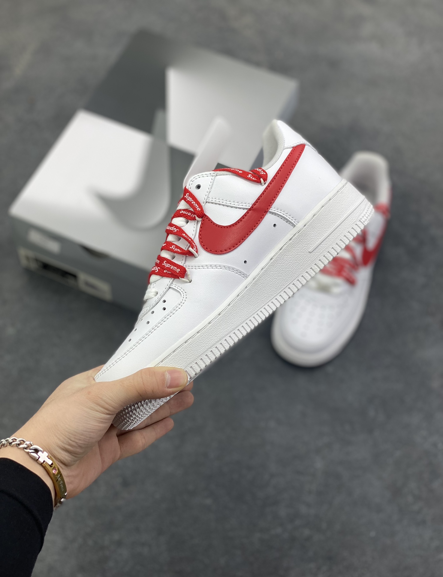 图片[3]-“红潮突袭”✨订制空军一号板鞋 该定制版球鞋选用原鞋款为Nike Air Force 1\’07空军一号低帮，设计灵感来源于中国红配色，纯白鞋身干净利落，红色Swoosh与满印Supreme鞋带疯狂吸睛，每一处细节都在叫嚣着不被定义的潮流态度。无论是搭配工装裤打造硬核街头风，还是与西装碰撞玩转出位混搭，它都能让你在人群中瞬间脱颖而出，成为潮流版图里的亮眼焦点。别犹豫，穿上它，开启你的潮流统治时刻！ 货号：UP9225-101 尺码：36 36.5 37.5 38 38.5 39 40 40.5 41 42 42.5 43 44 44.5 45-选品中心