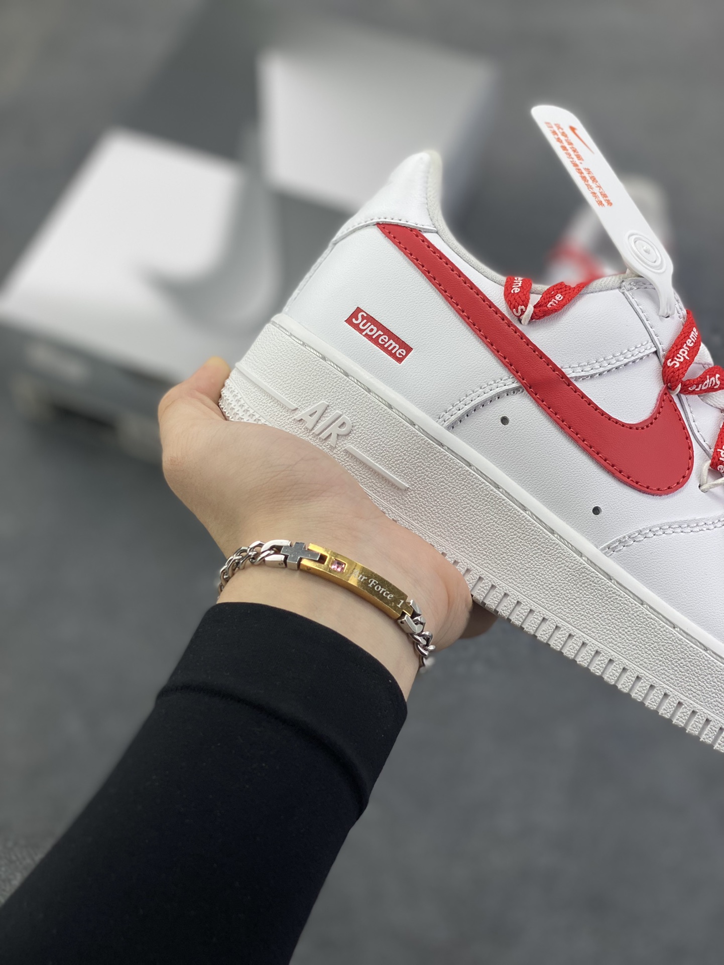 图片[6]-“红潮突袭”✨订制空军一号板鞋 该定制版球鞋选用原鞋款为Nike Air Force 1\’07空军一号低帮，设计灵感来源于中国红配色，纯白鞋身干净利落，红色Swoosh与满印Supreme鞋带疯狂吸睛，每一处细节都在叫嚣着不被定义的潮流态度。无论是搭配工装裤打造硬核街头风，还是与西装碰撞玩转出位混搭，它都能让你在人群中瞬间脱颖而出，成为潮流版图里的亮眼焦点。别犹豫，穿上它，开启你的潮流统治时刻！ 货号：UP9225-101 尺码：36 36.5 37.5 38 38.5 39 40 40.5 41 42 42.5 43 44 44.5 45-选品中心