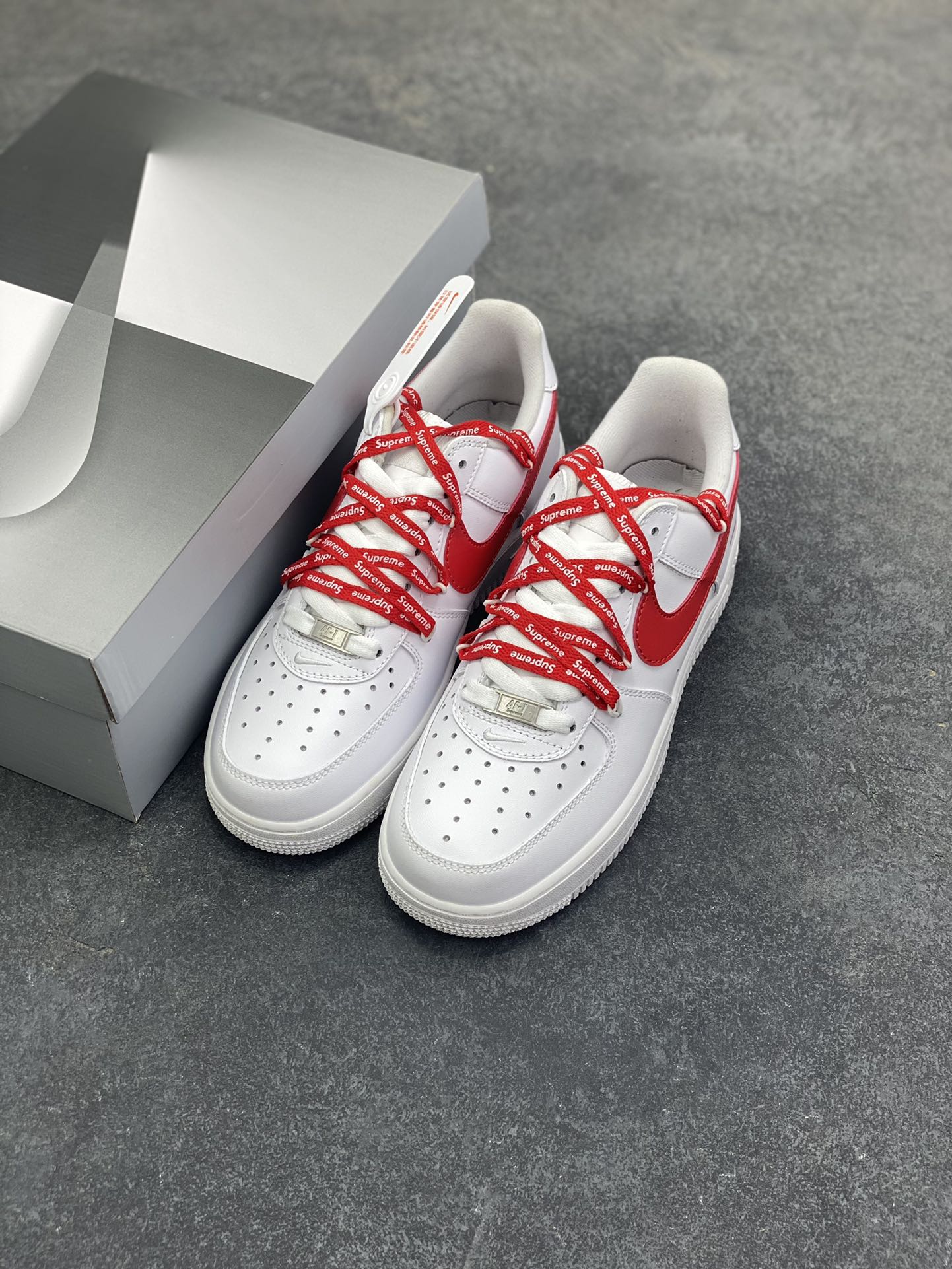 图片[8]-“红潮突袭”✨订制空军一号板鞋 该定制版球鞋选用原鞋款为Nike Air Force 1\’07空军一号低帮，设计灵感来源于中国红配色，纯白鞋身干净利落，红色Swoosh与满印Supreme鞋带疯狂吸睛，每一处细节都在叫嚣着不被定义的潮流态度。无论是搭配工装裤打造硬核街头风，还是与西装碰撞玩转出位混搭，它都能让你在人群中瞬间脱颖而出，成为潮流版图里的亮眼焦点。别犹豫，穿上它，开启你的潮流统治时刻！ 货号：UP9225-101 尺码：36 36.5 37.5 38 38.5 39 40 40.5 41 42 42.5 43 44 44.5 45-选品中心