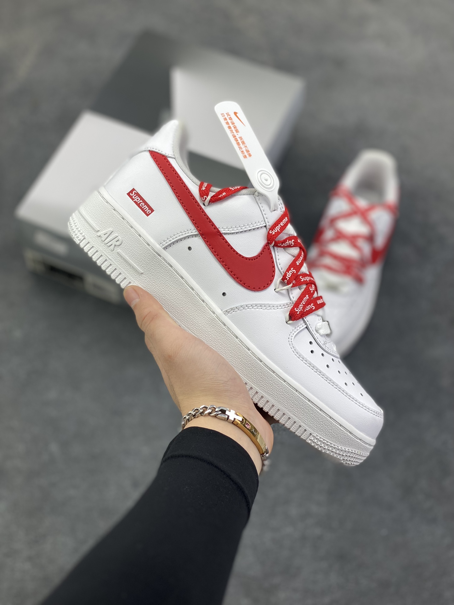 “红潮突袭”✨订制空军一号板鞋 该定制版球鞋选用原鞋款为Nike Air Force 1\'07空军一号低帮，设计灵感来源于中国红配色，纯白鞋身干净利落，红色Swoosh与满印Supreme鞋带疯狂吸睛，每一处细节都在叫嚣着不被定义的潮流态度。无论是搭配工装裤打造硬核街头风，还是与西装碰撞玩转出位混搭，它都能让你在人群中瞬间脱颖而出，成为潮流版图里的亮眼焦点。别犹豫，穿上它，开启你的潮流统治时刻！ 货号：UP9225-101 尺码：36 36.5 37.5 38 38.5 39 40 40.5 41 42 42.5 43 44 44.5 45-选品中心
