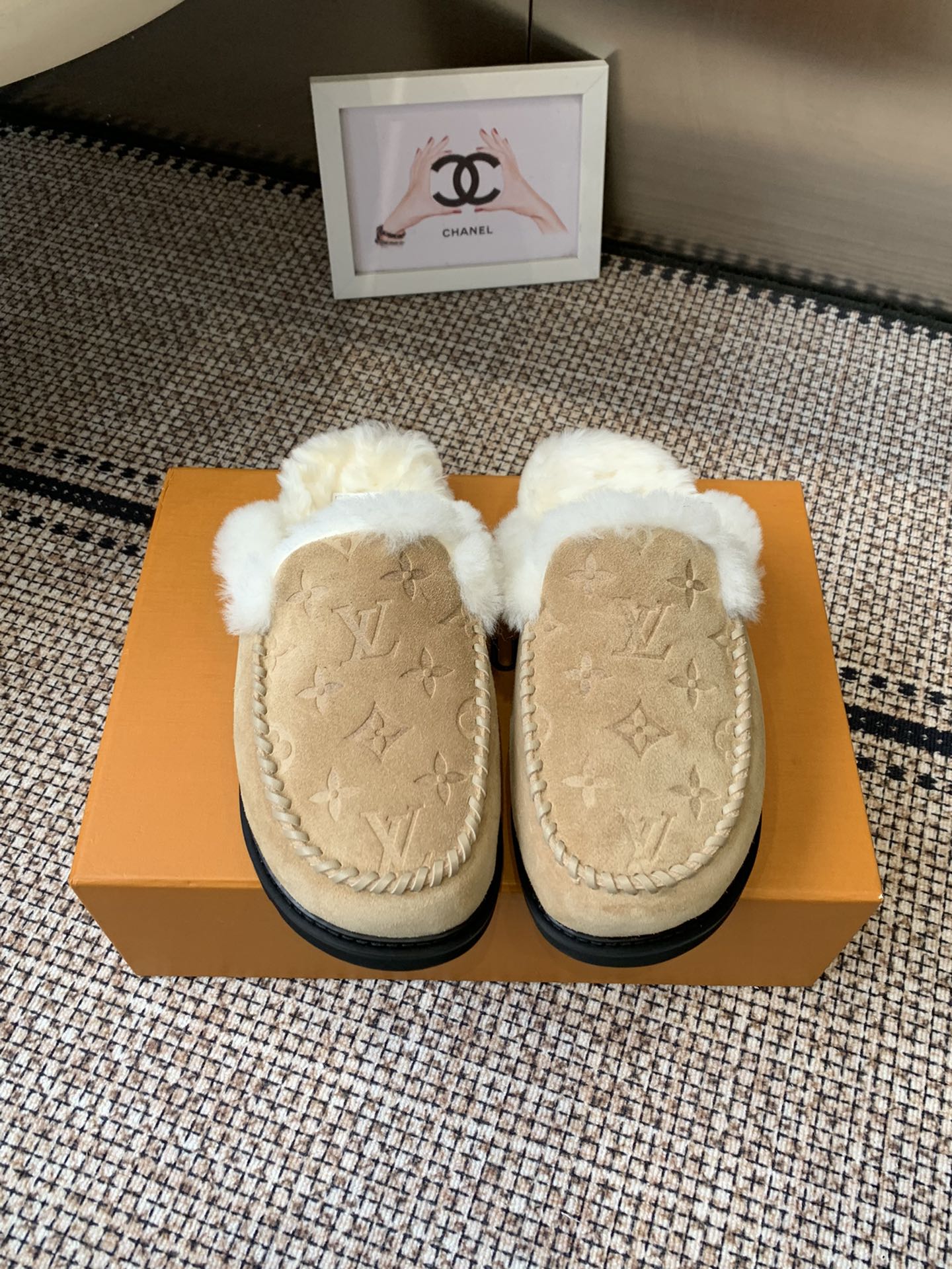 NO:615463,Louis Vuitton Louis Vuitton 25 new ski series snow boots, furry half-slippers, made of suede cow leather with a velvet texture, matched with a soft and warm shearling lining. The letter stitching on the upper and the inscribed buckle of the adjustable laces jointly enrich the brand details. The lightweight micro outsole completes the trendy style. The fabric is made of original imported first-layer cowhide, the lining is wool, and the original molded outsole  Size 35-39 (40.41 custom-made, non-returnable), half-moon furry shoes, louis vuitton, louis vuitton, boots, cowhide19860909Louis Vuitton 路易威登 25新品滑雪系列 雪地靴 毛毛半拖 以绒面牛皮革呈现丝绒质感 搭配柔暖羊毛皮内衬 鞋面的 字母缝线和可调节鞋带的铭纹搭扣共同丰富品牌细节 轻盈微型外底完善潮流格调 面料采用原版进口头层牛皮 内里垫脚羊毛 原版开模大底 码数35-39（40.41定做不退换）,半拖毛毛鞋,louis vuitton,louis vuitton,boots,cowhide,Women's Shoes