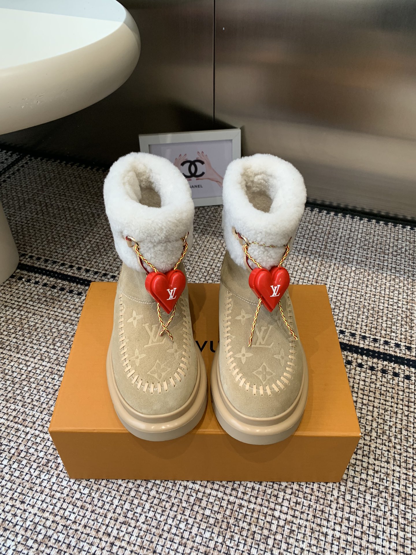 NO:615460,Louis Vuitton Louis Vuitton 25 new ski series snow boots (Accessories 60) Made of suede cow leather with a velvet texture, paired with a soft and warm shearling lining. The letter stitching on the upper and the inscribed buckle of the adjustable laces enrich the brand details. The lightweight micro outsole completes the trendy style. The fabric is made of original imported first-layer cowhide, the lining is wool, and the original open-molded outsole  Size 35-39 (40.41 custom-made, non-returnable), snow boots, louis vuitton, louis vuitton, boots, cowhide19860909Louis Vuitton 路易威登 25新品滑雪系列 雪地靴（配饰60） 以绒面牛皮革呈现丝绒质感 搭配柔暖羊毛皮内衬 鞋面的 字母缝线和可调节鞋带的铭纹搭扣共同丰富品牌细节 轻盈微型外底完善潮流格调 面料采用原版进口头层牛皮 内里垫脚羊毛 原版开模大底 码数35-39（40.41定做不退换）,雪地靴,louis vuitton,louis vuitton,boots,cowhide,Women's Shoes