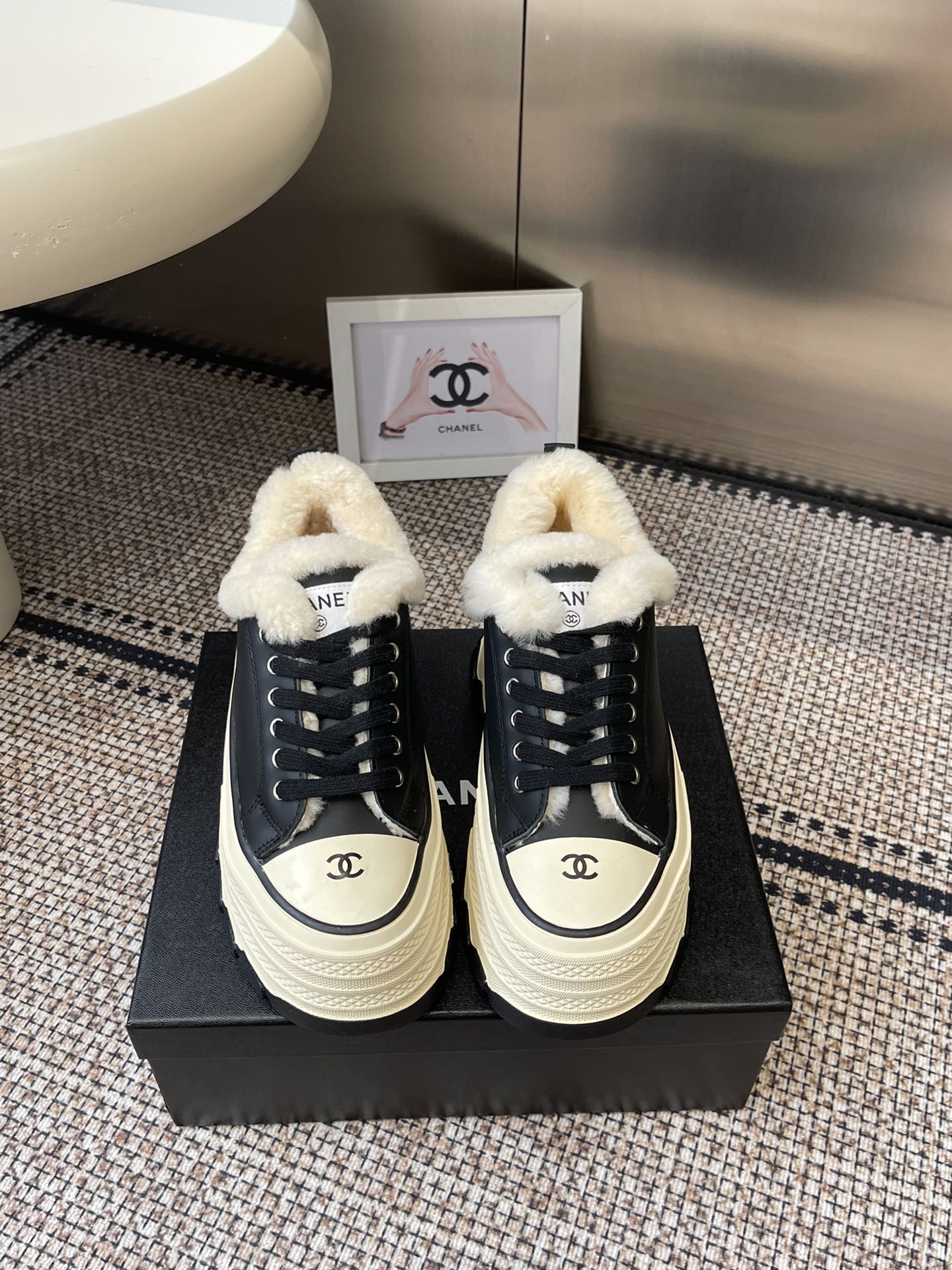 NO:615445,Chanel Chanel's new autumn and winter thick-soled woolen casual shoes, white shoes with a full Vintage feel, mid-century retro models, get it ~ white shoes that match black and white stitching look very Chanel, and paired with socks, they have a retro college feel. The upper is made of cowhide, the lining is wool, and the heel is 6cm high. The original TPU combination outsole  Size 35-40 (40 customized), casual shoes/sports shoes, chanel, chanel, sneakers, cowhide, socks19860909Chanel 香奈儿 秋冬新款 厚底 毛里 休闲鞋 小白鞋 Vintage感满满 中古复刻款get啦～小白鞋适配黑白拼接就很Chanel 配合袜子就很复古学院的感觉. 鞋面采用牛皮 内里羊毛垫脚羊毛 跟高6cm 原版TPU组合大底 码数35-40（40定做）,休闲鞋/运动鞋,chanel,chanel,sneakers,cowhide,socks,Women's Shoes