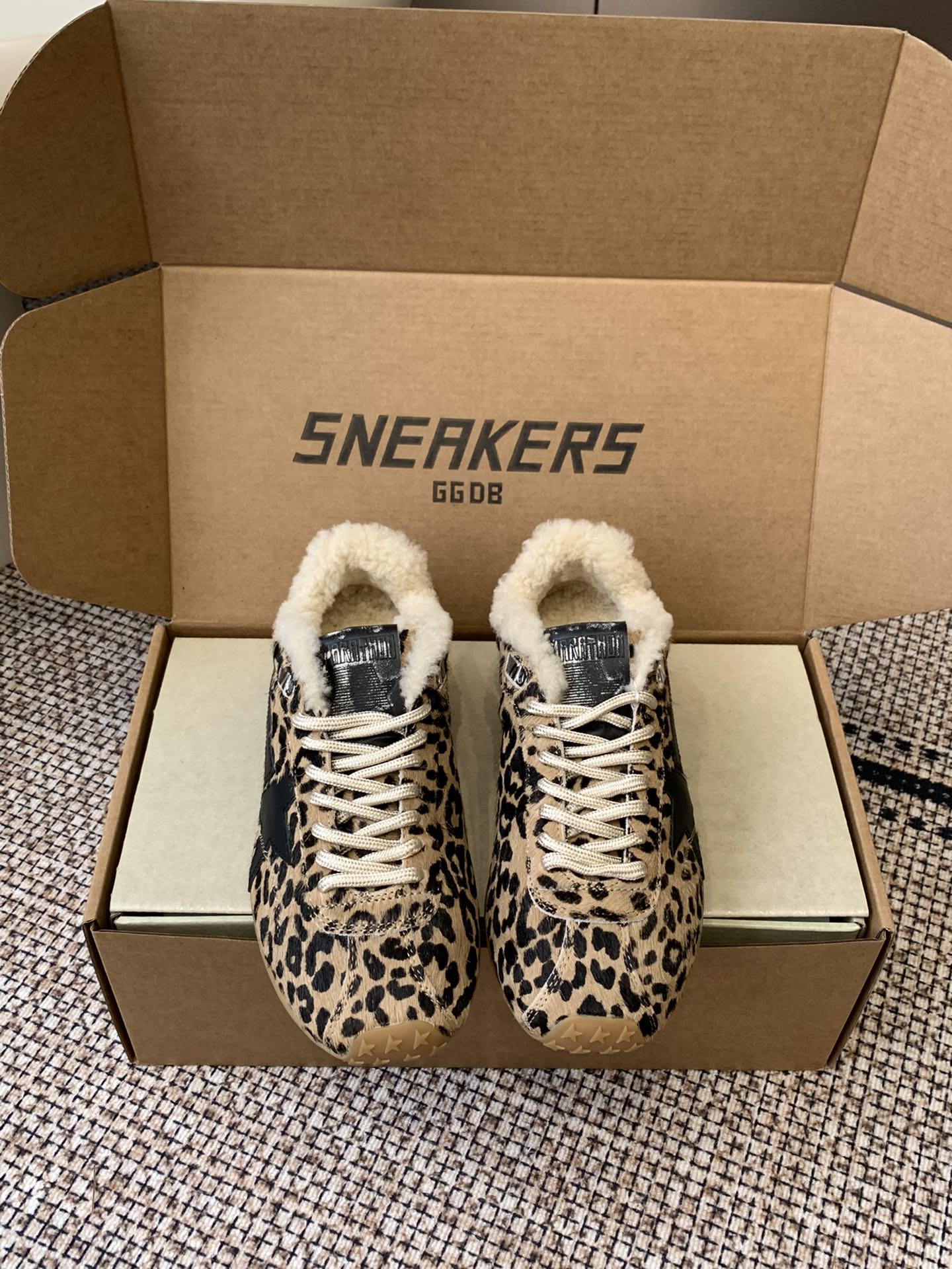 NO:615448,GGDB 25ss marathon series sneakers, moral training shoes, Marathon Speed - American track and field style in the 1970s outlines the aesthetics of speed with simple lines. Thin shoes break the traditional constraints. Nylon surface and leather splicing are both light and breathable. Perfect interpretation of competitive spirit. Low-top design frees ankles. Streamlined soles improve grip. Bright color matching highlights vitality. Integrating passion for the field into daily wear. This style is still a classic paradigm of sports aesthetics and witnesses the eternal charm of track and field culture.  Upper cowhide/horse hair, lining wool, original rubber non-slip outsole, size 35-44, casual shoes/sports shoes, sneakers, cowhide19860909GGDB 25ss马拉松系列运动鞋 德训鞋 Marathon Speed-70年代美式田径风以简约线条勾勒速度美学 轻薄鞋款突破传统束缚 尼龙面与皮革拼接 既轻盈又透气 完美诠释竞技精神 低帮设计解放脚踝 流线型鞋底提升抓地力 明快配色彰显活力 将赛场激情融入日常穿搭 这一风格至今仍是运动美学的经典范式 见证着田径文化的永恒魅力 鞋面牛皮/马毛 内里羊毛 原版橡胶防滑大底 码数35-44,休闲鞋/运动鞋,sneakers,cowhide,Women's Shoes