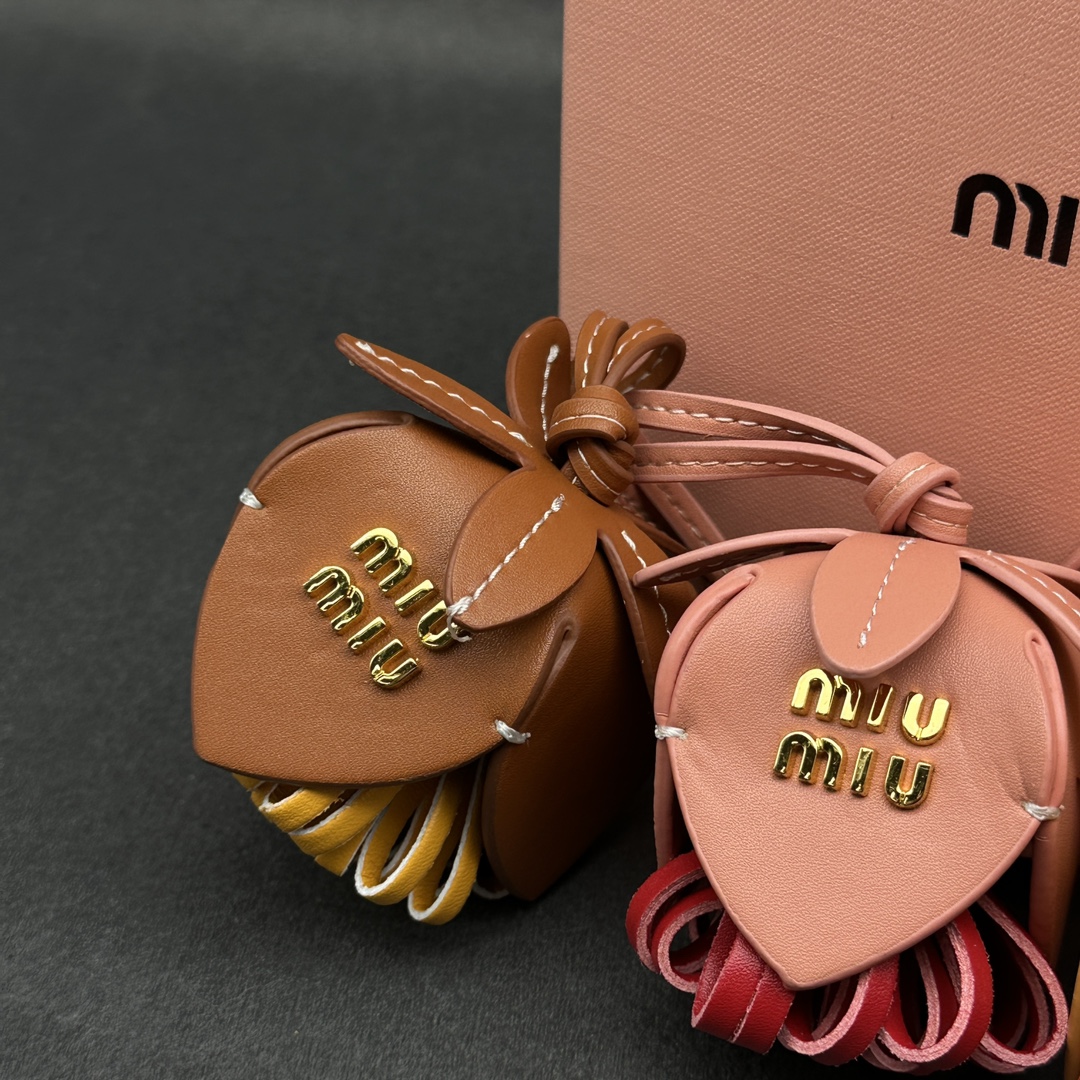 NO:617192,-New MIUMIU flower pendant, available in 3 colors -This leather pendant can be decorated with other accessories to add vitality and fun to the look. Decorated with a metal letter logo to increase recognition. It can be used as a matching pendant. It is extremely convenient to carry as a bag companion. It is cute when hung on a large bag. It is a must-have item.,miumiu19860909-新品MIUMIU花朵挂件 3色现货 -这款皮革挂饰可装点其他配饰,为造型增添活力趣致.饰以金属字母徽标,增添辨识度 当搭配的挂件 包包伴侣绝超方便携带 挂在大包上又可爱 必入单品没有之一,,miumiu,accessory