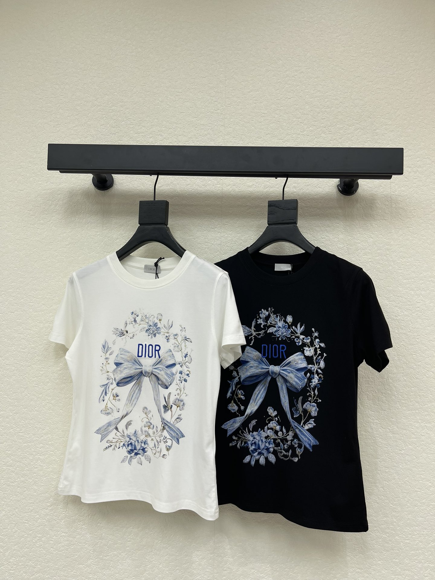 NO:587014,Dio*26 early spring new digital printed embroidered letter short-sleeved T-shirt. High-density fashionable sports style. Every daily wear. Playful and age-reducing design elements full of vitality. High quality. Sizes SML, dior, T-shirt, tees, t-shirt, alexander wang19860909Dio*26早春新款数码印花刺绣字母短袖T恤 高密度时髦运动风 每个日常的穿搭 俏皮减龄充满元气的设计元素 高品质 尺码SML,,dior,T-shirt,tees，t-shirt,alexander wang,Women's clothing