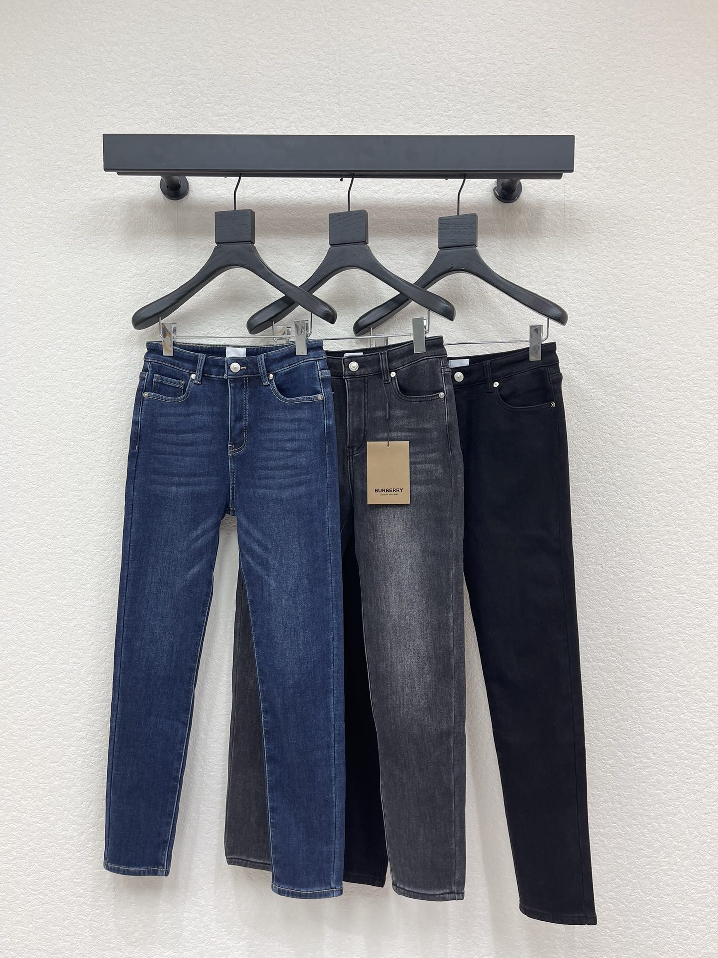 NO:587029,Burberr*'s new washed and velvet stretch skinny jeans, super elastic, soft and thickened velvet fabric. Comes with boots!  Slim ceiling!  !  The key to wearing a slimming look in winter is to 'tighten the upper part and the lower part'. Made of high-elastic denim fabric with elasticity on all sides, these tight-fitting pants are like gods!  The fabric has strong wrapping properties but is not too tight. It is full of elasticity. You will not feel restricted when you go out for exercise, shopping or commuting. At the same time, it can perfectly modify the shape of your legs and buttocks. Sisters with thick legs can also buy it with confidence!  Paired with boots, it really looks slimming. Visually, the leg circumference is reduced by three centimeters. Size 25-30 A,,burberry,boots,jeans,alexander wang19860909Burberr*新款洗水加绒弹力小脚牛仔裤,超弹力柔软加厚加绒面料.配靴子神裤！显瘦天花板！！冬天显瘦的穿搭重点就是“上松下紧”,四面弹的高弹牛仔面料,这种紧身小脚裤就是神一般的存在！面料是包裹性强,但又不会太紧绷的那种,弹力十足,出门运动逛街通勤都不会有束缚感,同时能狠好的修饰腿型和臀型,腿粗的姐妹也可以放心买！搭配靴子真的洰洰洰显瘦,视觉上腿围减少三公分 码数25-30 A,,burberry,boots,jeans,alexander wang,Women's clothing