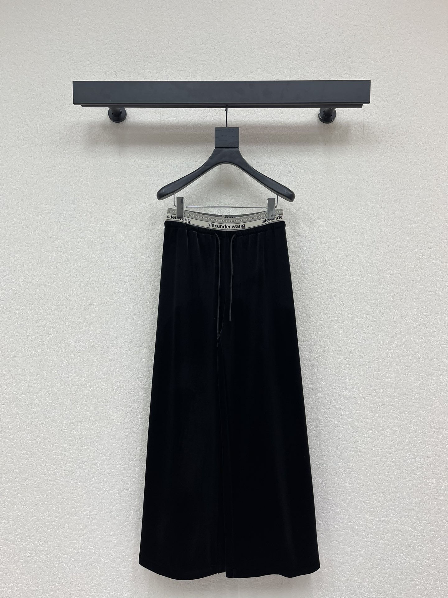 NO:587938,Alexander wan*25 new drawstring elastic waist velvet and velvet casual pants. High-quality fabric texture, soft, delicate and comfortable. Embossed letter decoration. Low-key luxury. Age-reducing girlhood!  A must-have artifact for Bai Fumei!  The classic version is versatile and easy to wear. It is highly recommended to keep it for yourself!  The quality of workmanship depends on the details SML,,alexander wang19860909Alexander wan*25新款抽绳松紧腰丝绒加绒休闲裤 高品质面料质感柔软细腻舒适 压花字母装饰 低调奢华 减龄少女时代！白富美必备神器！ 经典版型百搭不挑人 强烈推荐自留款！ 做工品质看细节 SML,,alexander wang,Women's clothing